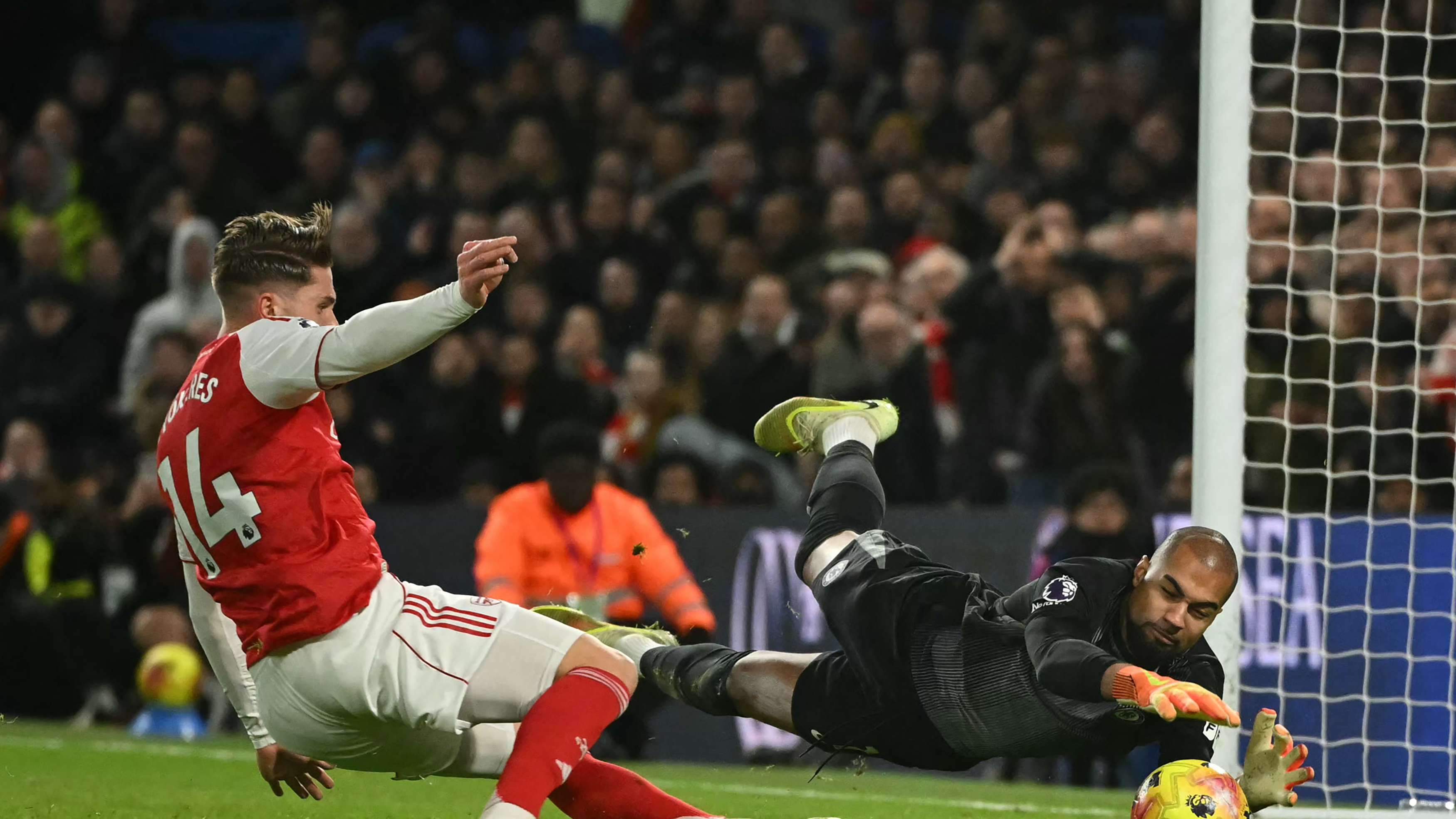 تصدي روبرت سانشيز أمام آرسنال