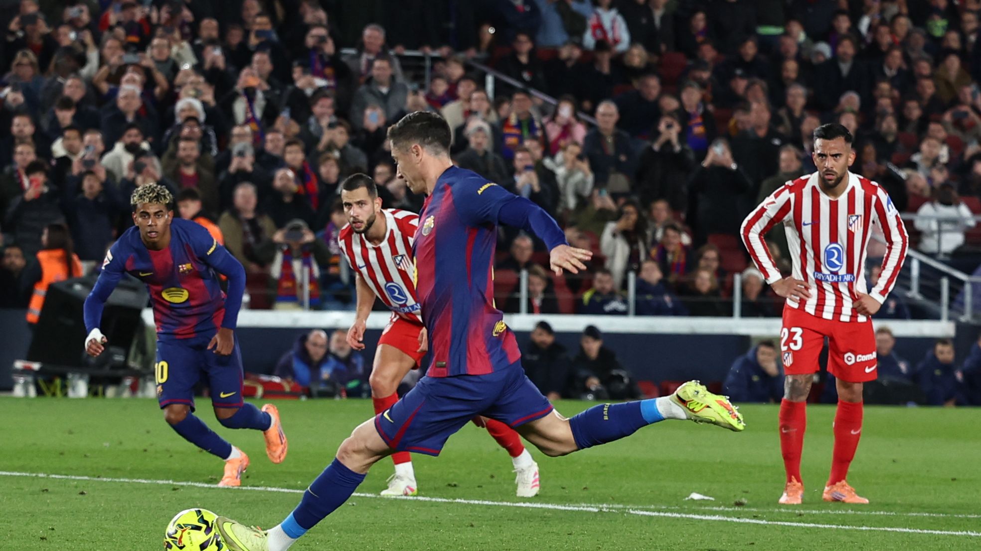 Robert Lewandowski misses penalty for Barcelona against Atletico Madrid at Camp Nou