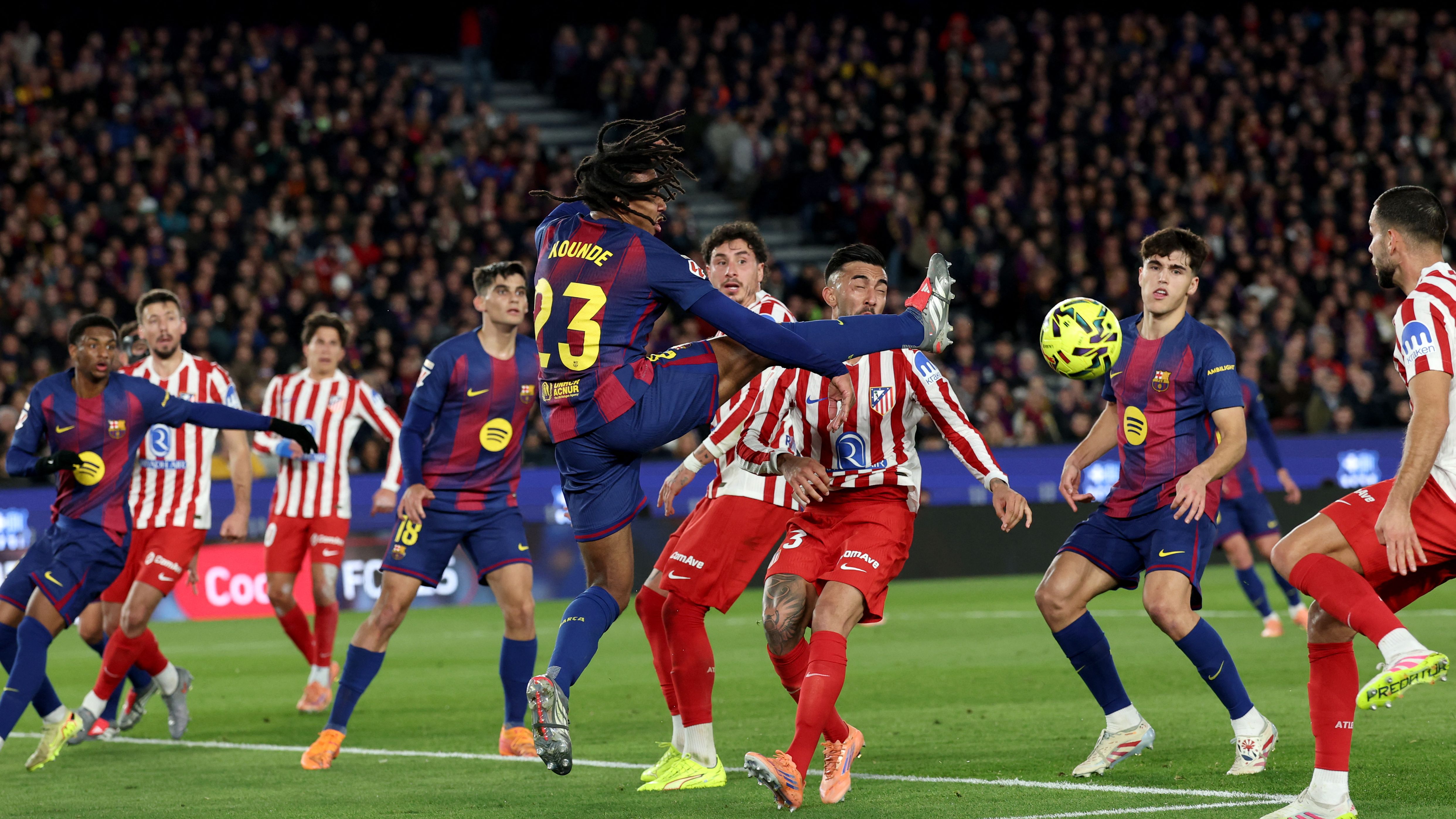 مفارقة رقمية تجمع برشلونة وأتلتيكو مدريد مع حكم قمة الكأس الملكي