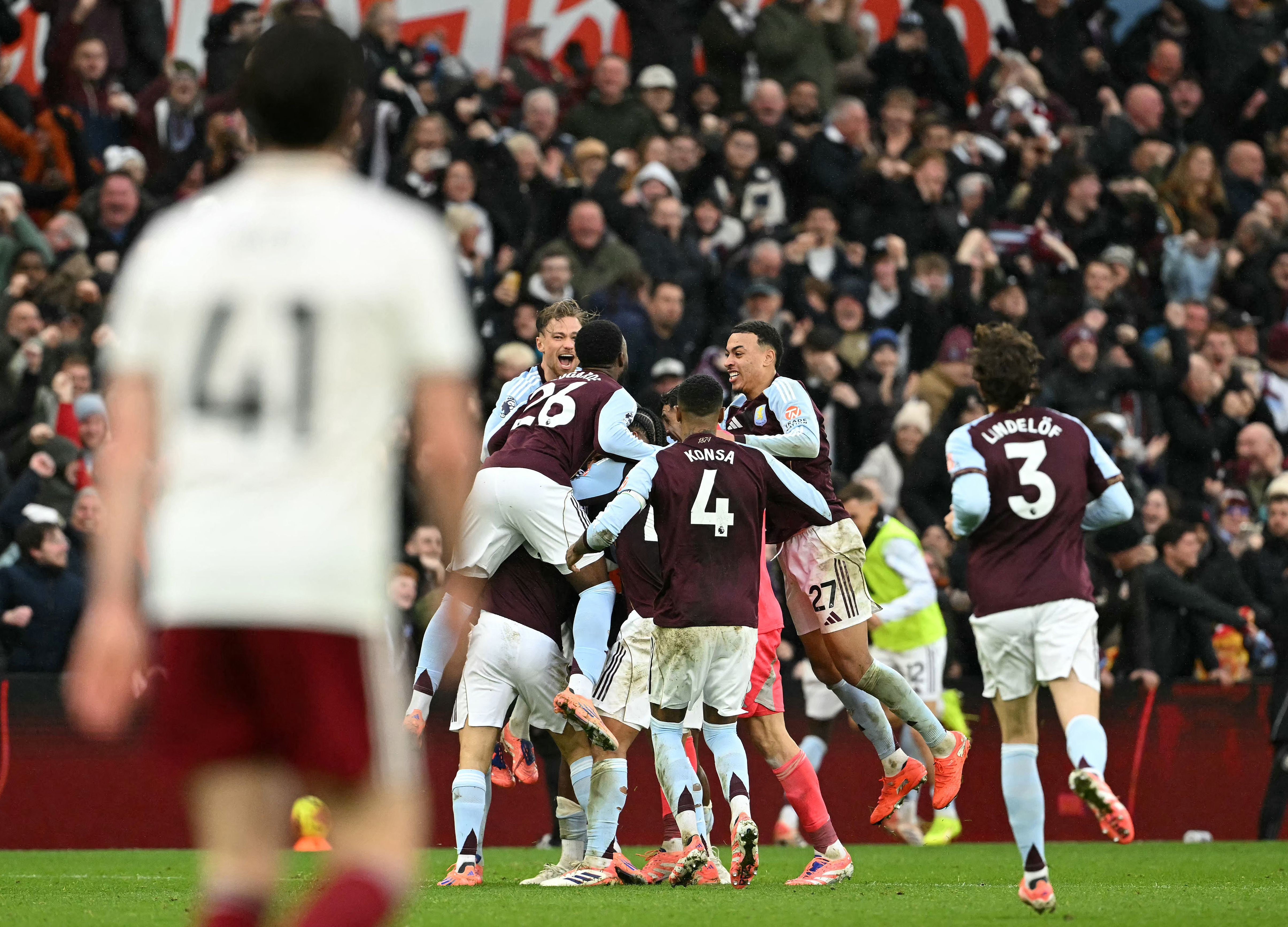 Photo de Villa contre Arsenal à Villa Park montrant Buendía et Trossard