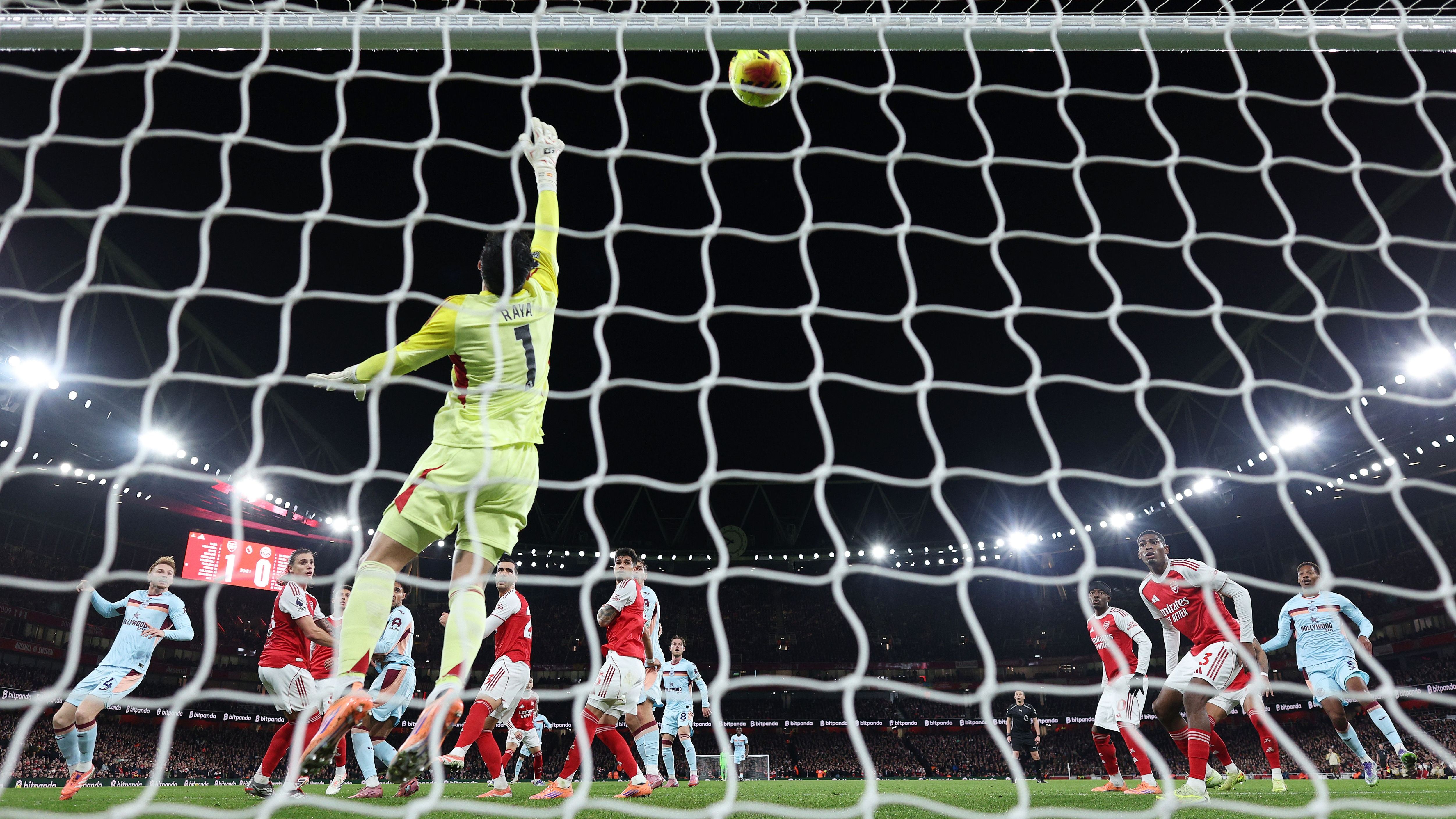 دافيد رايا يسجل لقطة الموسم