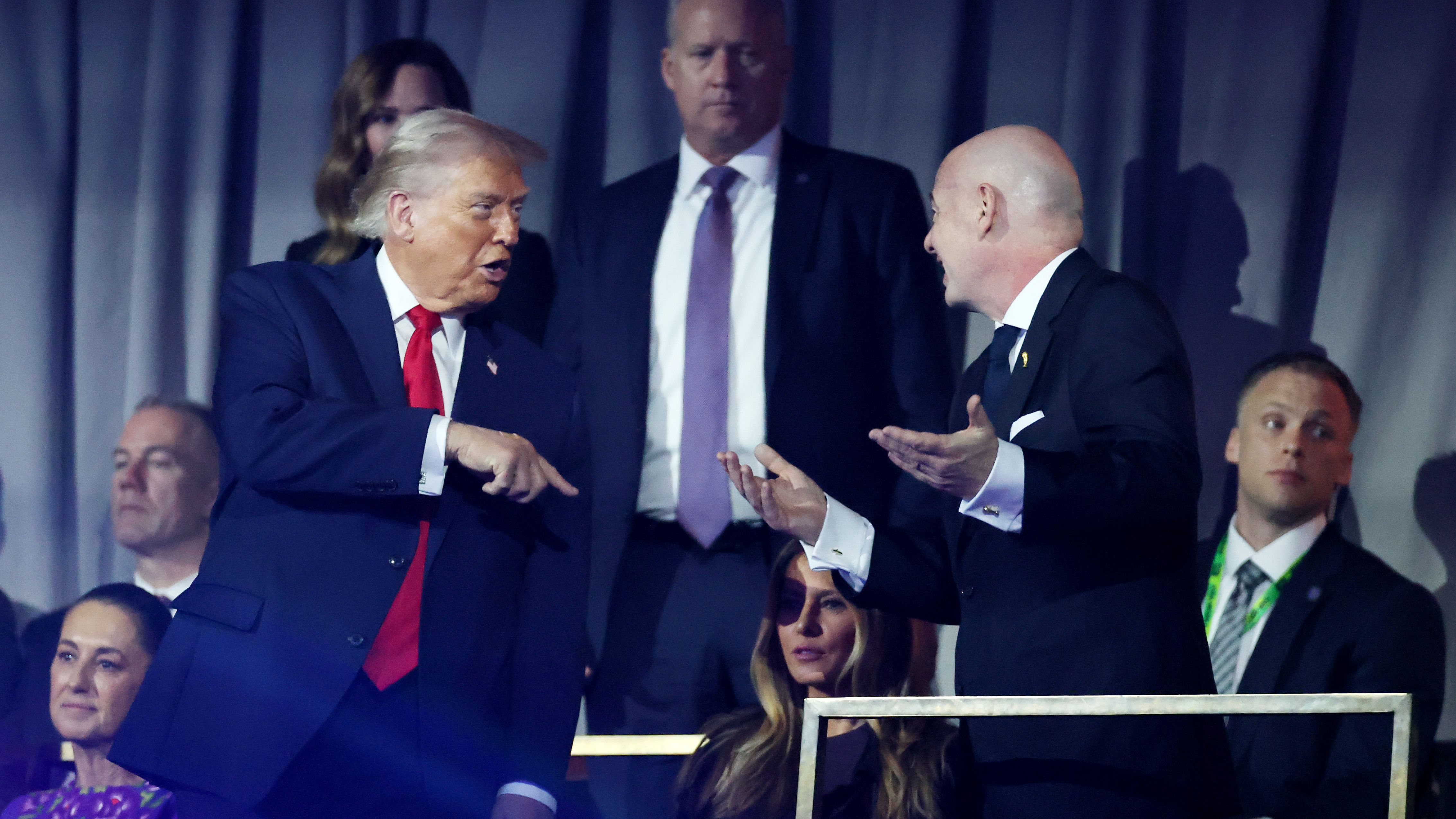 Infantino con gorra roja de Estados Unidos durante reunión del Consejo de la Paz