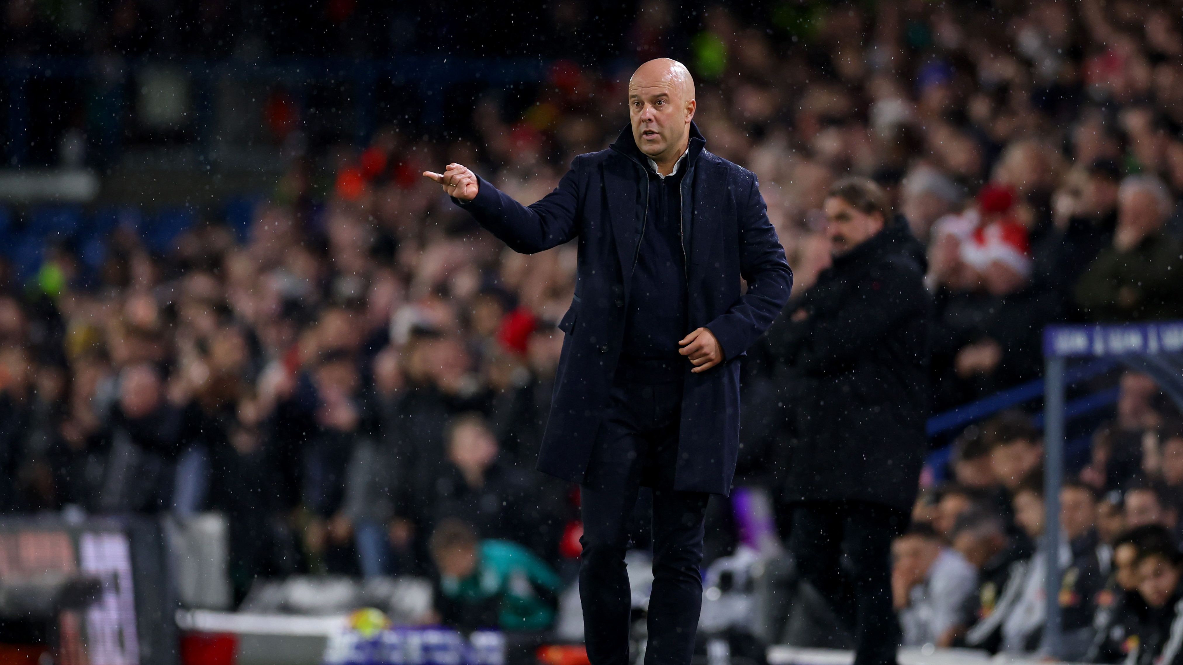 Arne Slot dirigiendo a Liverpool ante defensas bajas