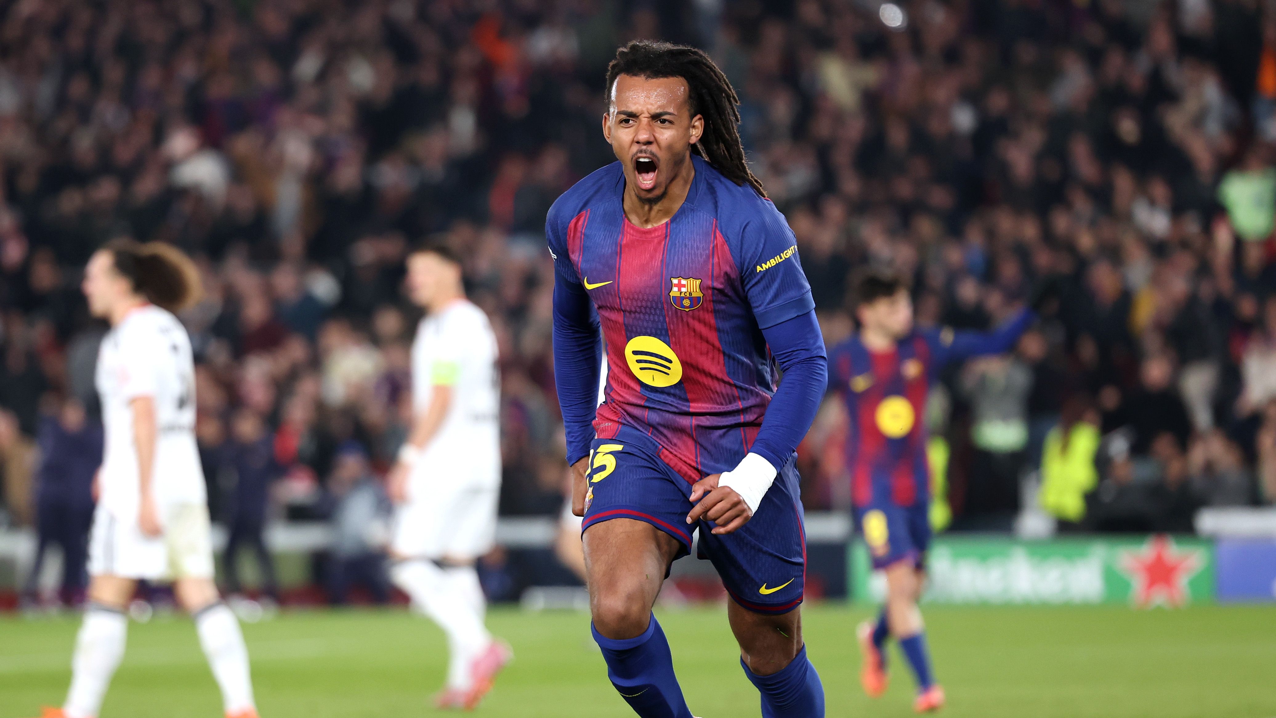 Jules Koundé, defensa del Barça, firma un doble cabezazo contra Eintracht Fráncfort en la Champions.