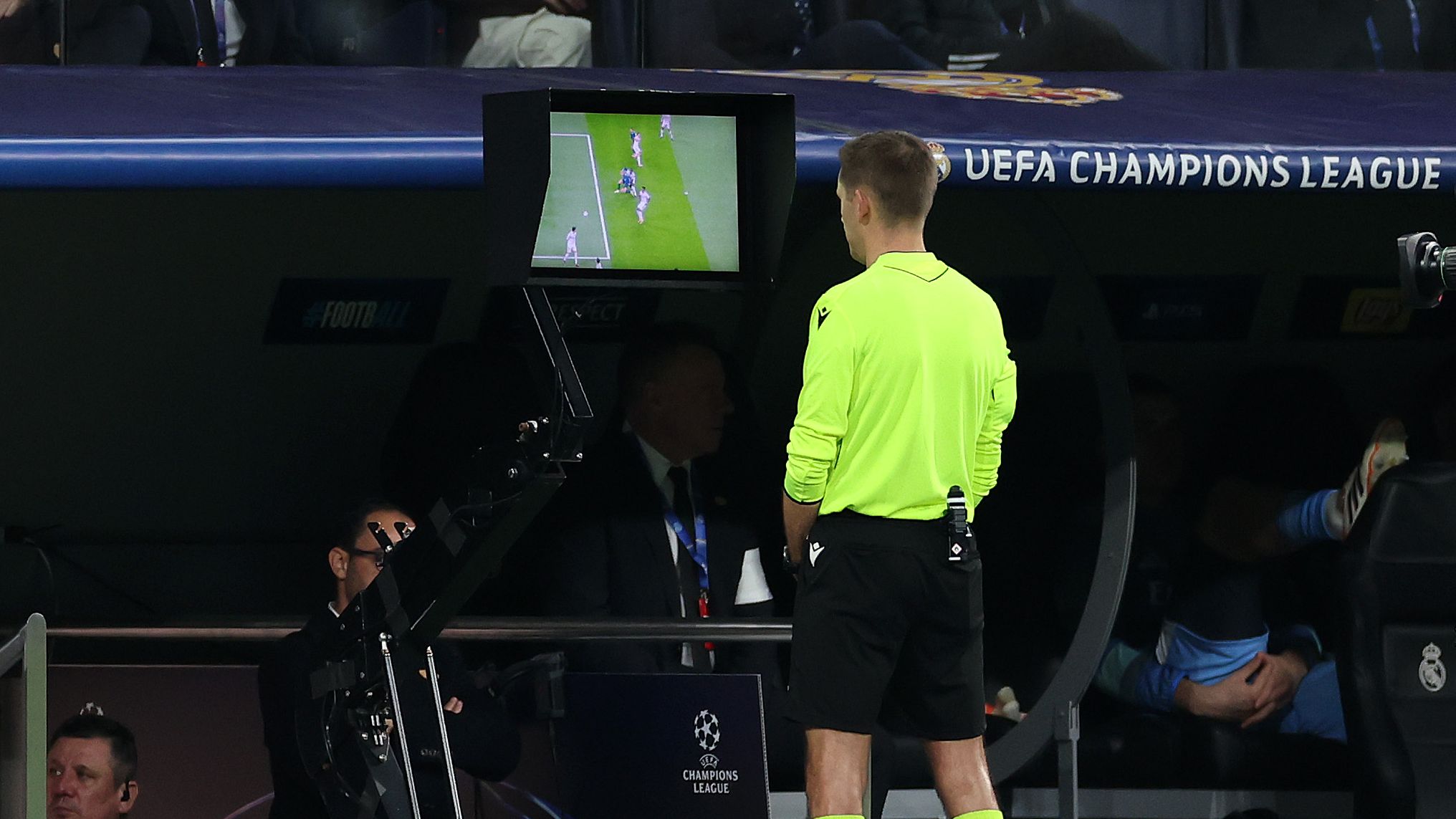 توربين يحكم لقاء ريال مدريد ومانشستر سيتي في دوري الأبطال: تاريخ حافل مع الملكي