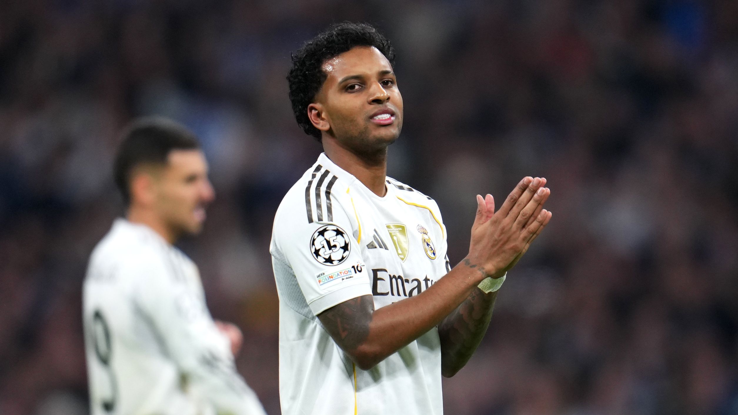 Rodrigo abraza a Xabi Alonso tras Real Madrid vs City