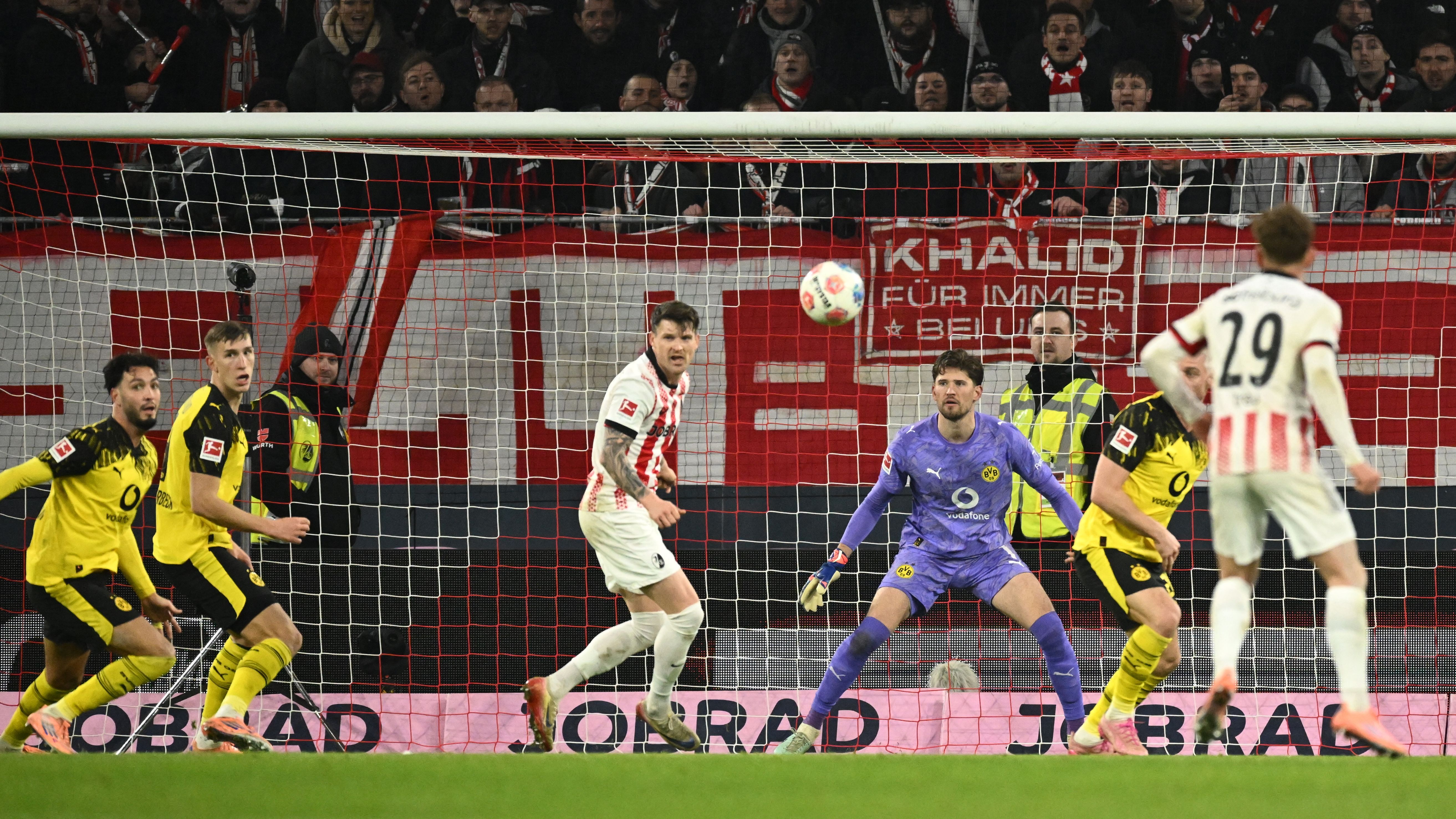 FBL-GER-BUNDESLIGA-FREIBURG-DORTMUND