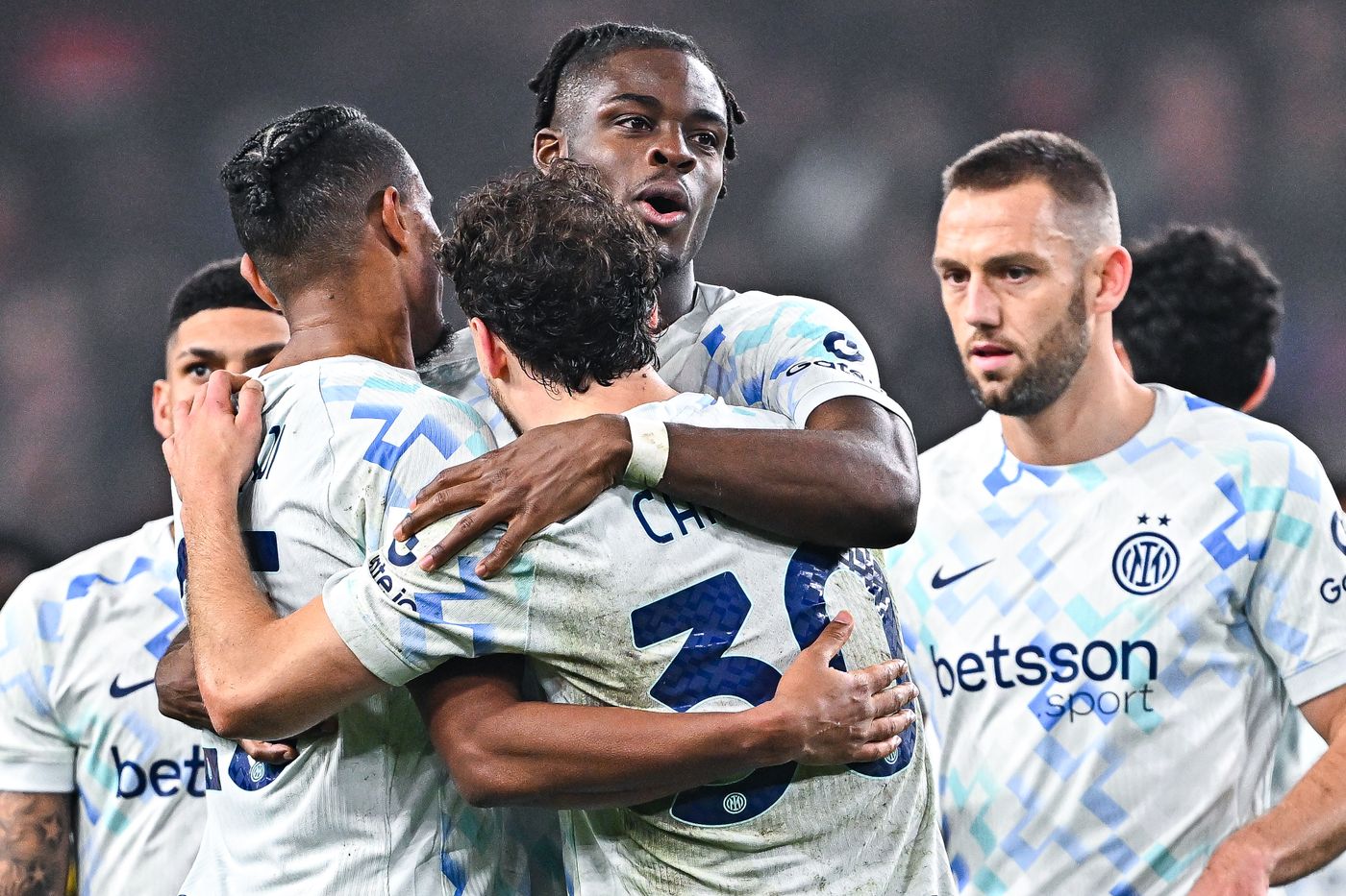 مدافع إنتر يعادل رقم بوفون.. وخطوة واحدة تفصله عن صناعة التاريخ