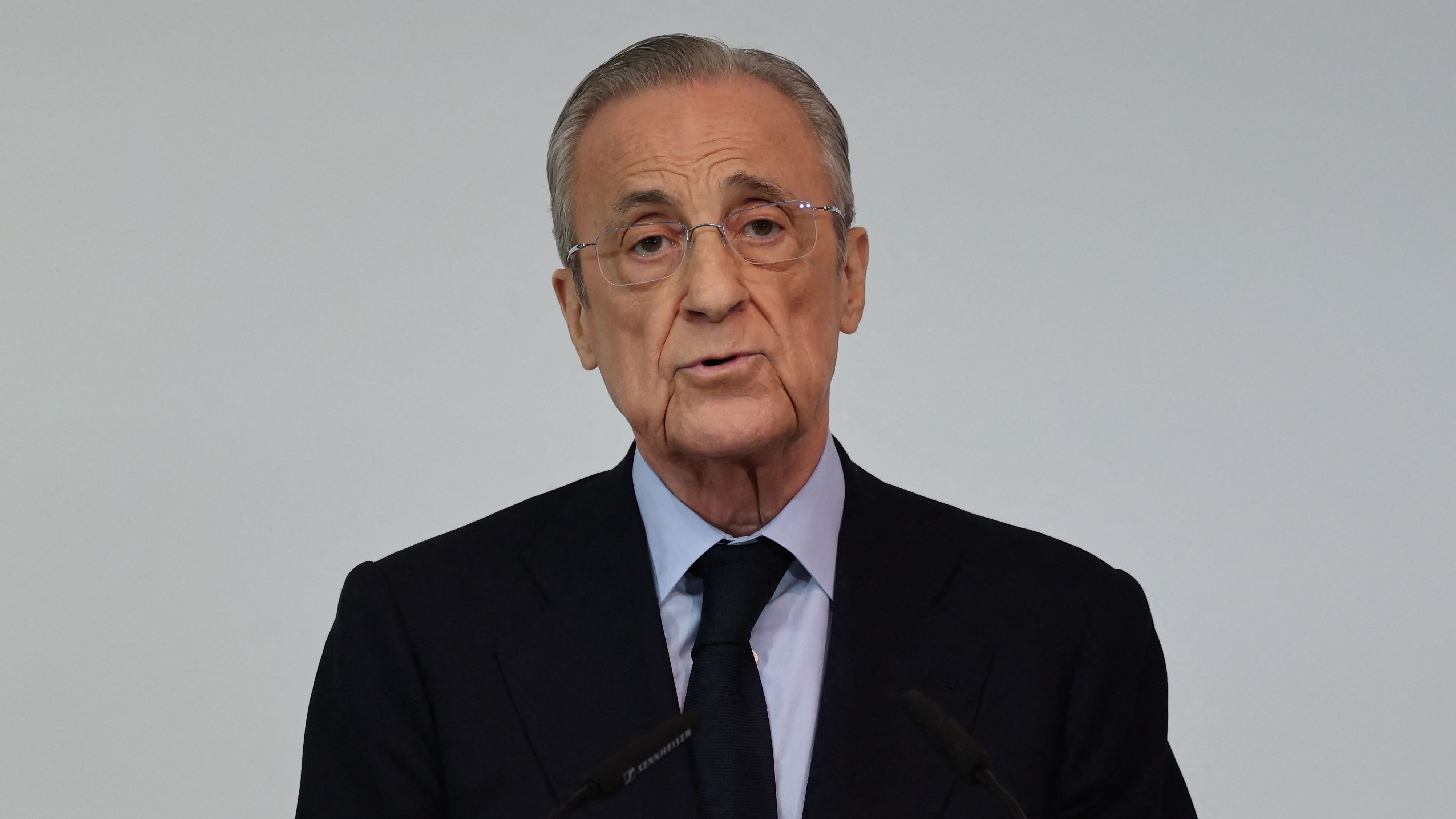 الريال يراقب عن كثب