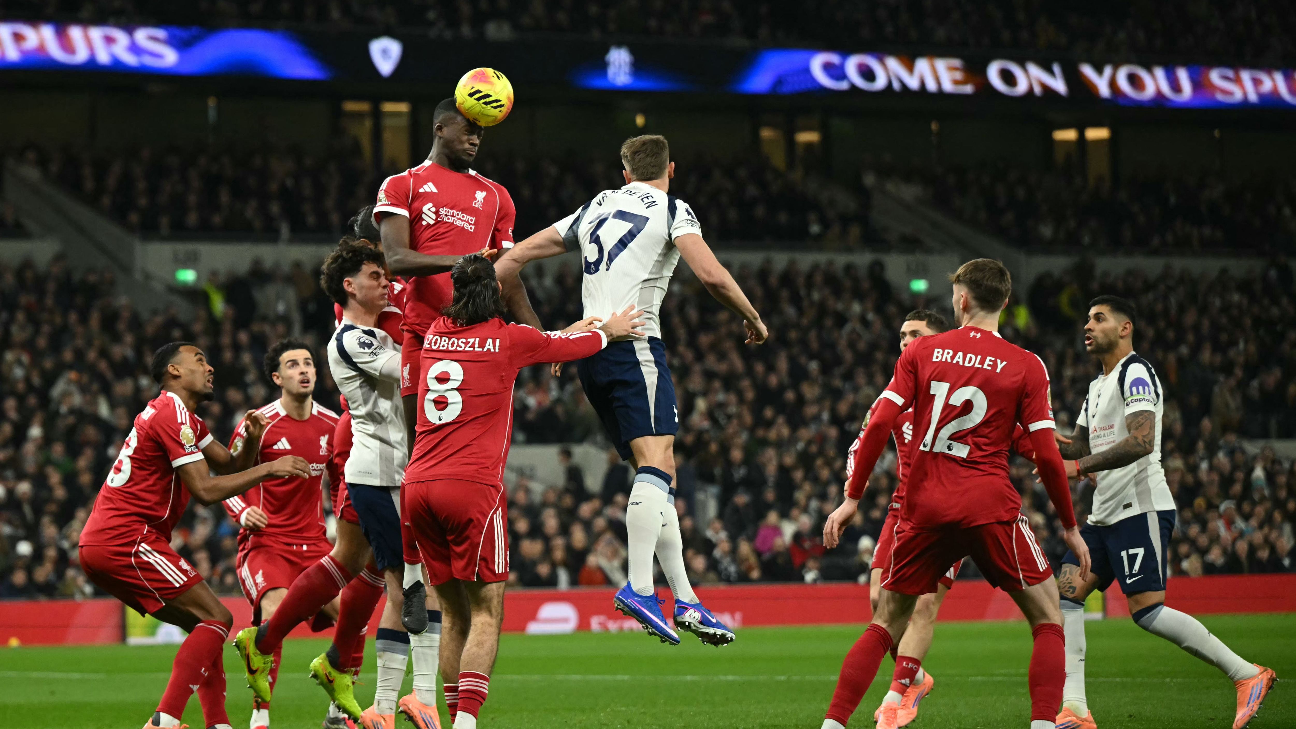 Ibrahima Konaté antes del partido Liverpool vs Marsella