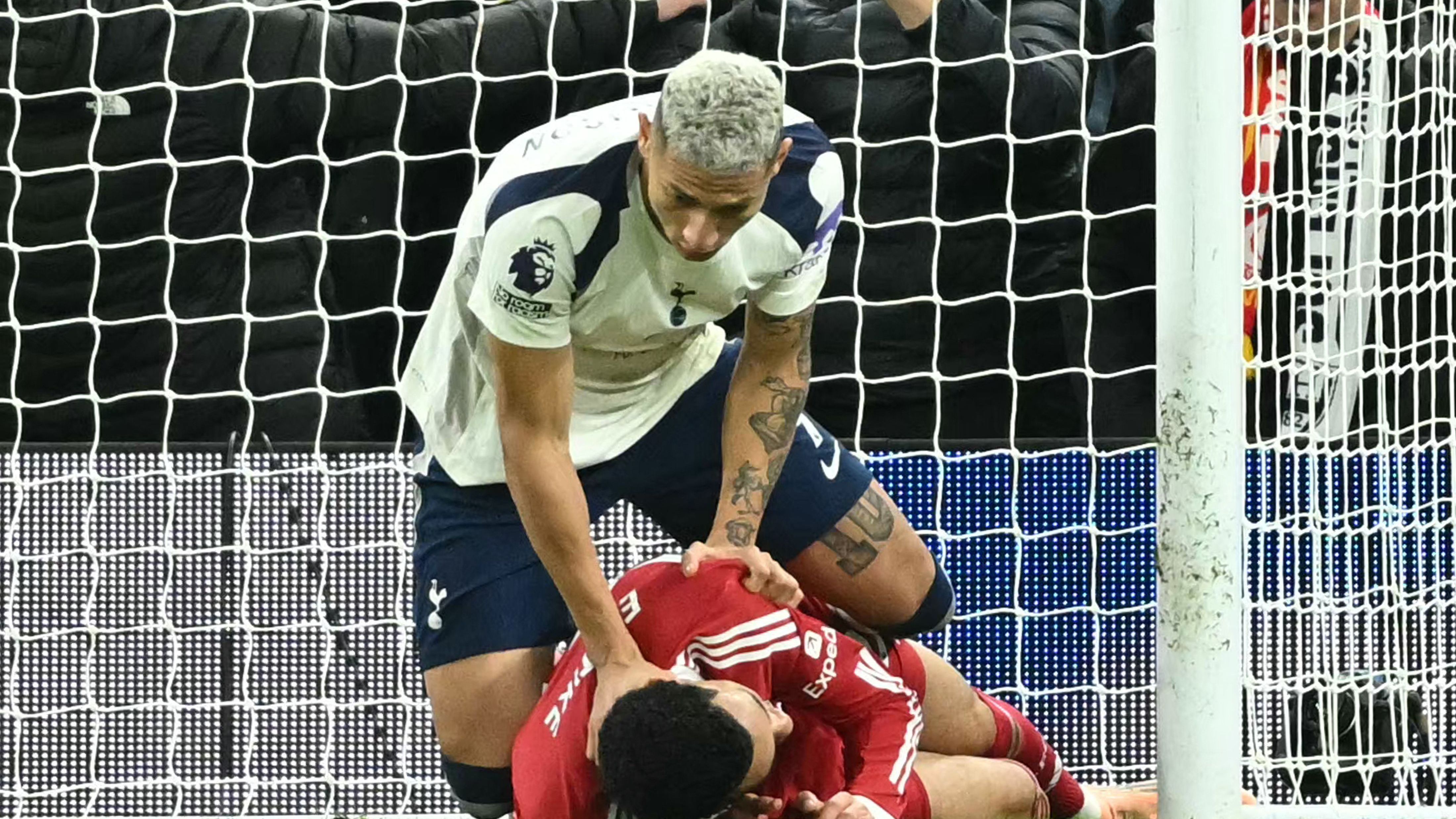 TOPSHOT-FBL-ENG-PR-TOTTENHAM-LIVERPOOL