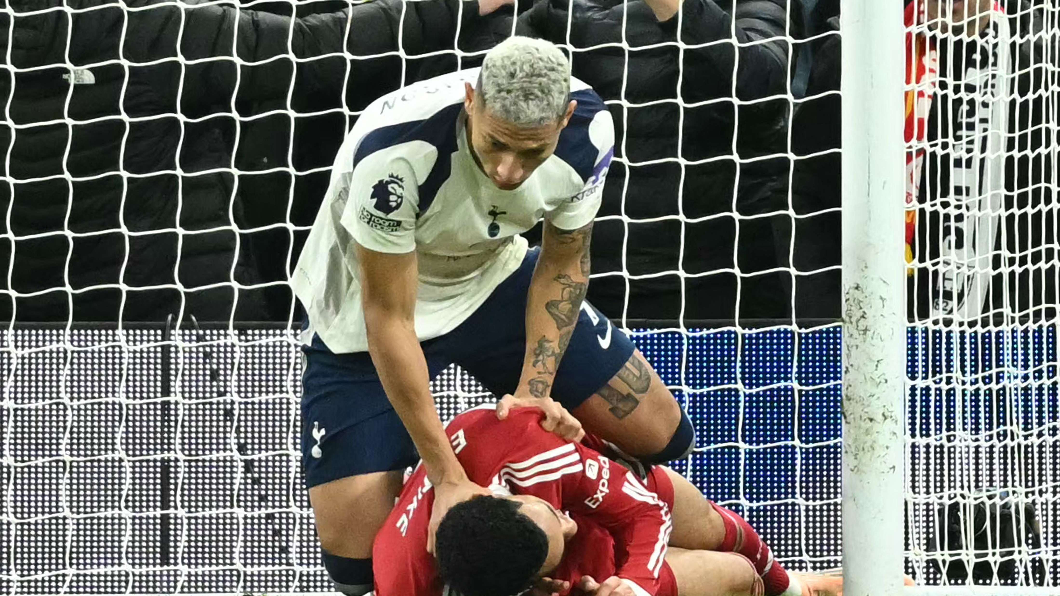 TOPSHOT-FBL-ENG-PR-TOTTENHAM-LIVERPOOL