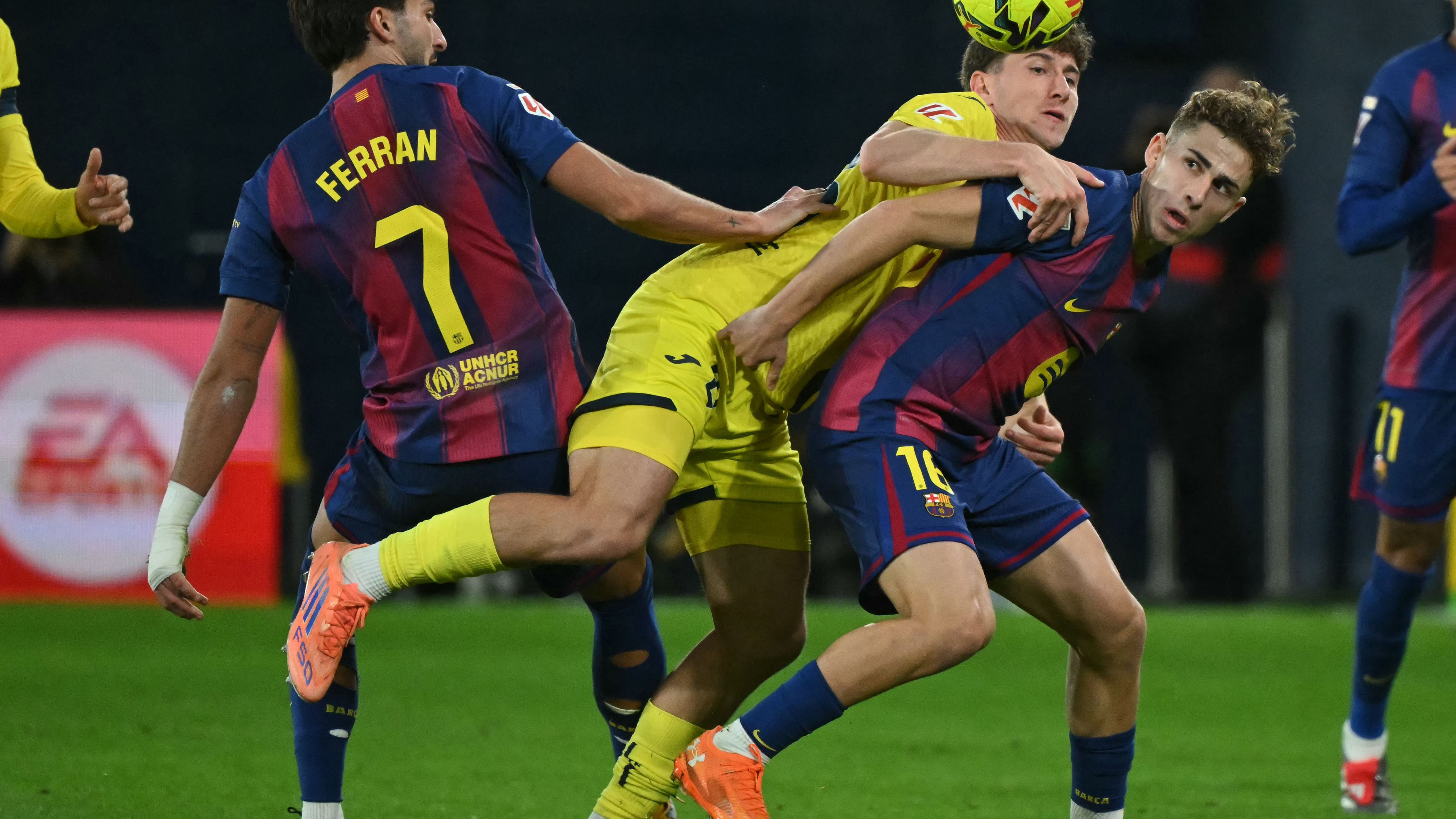 TOPSHOT-FBL-ESP-LIGA-VILLARREAL-BARCELONA