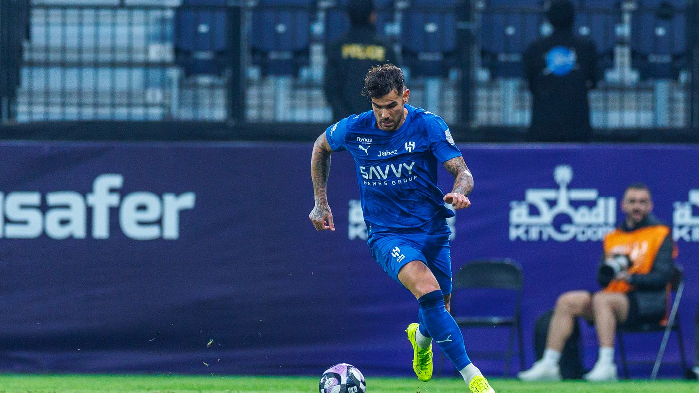 بعد 3 سنوات.. ثيو هيرنانديز يرتدي ثوب ميلان مع الهلال