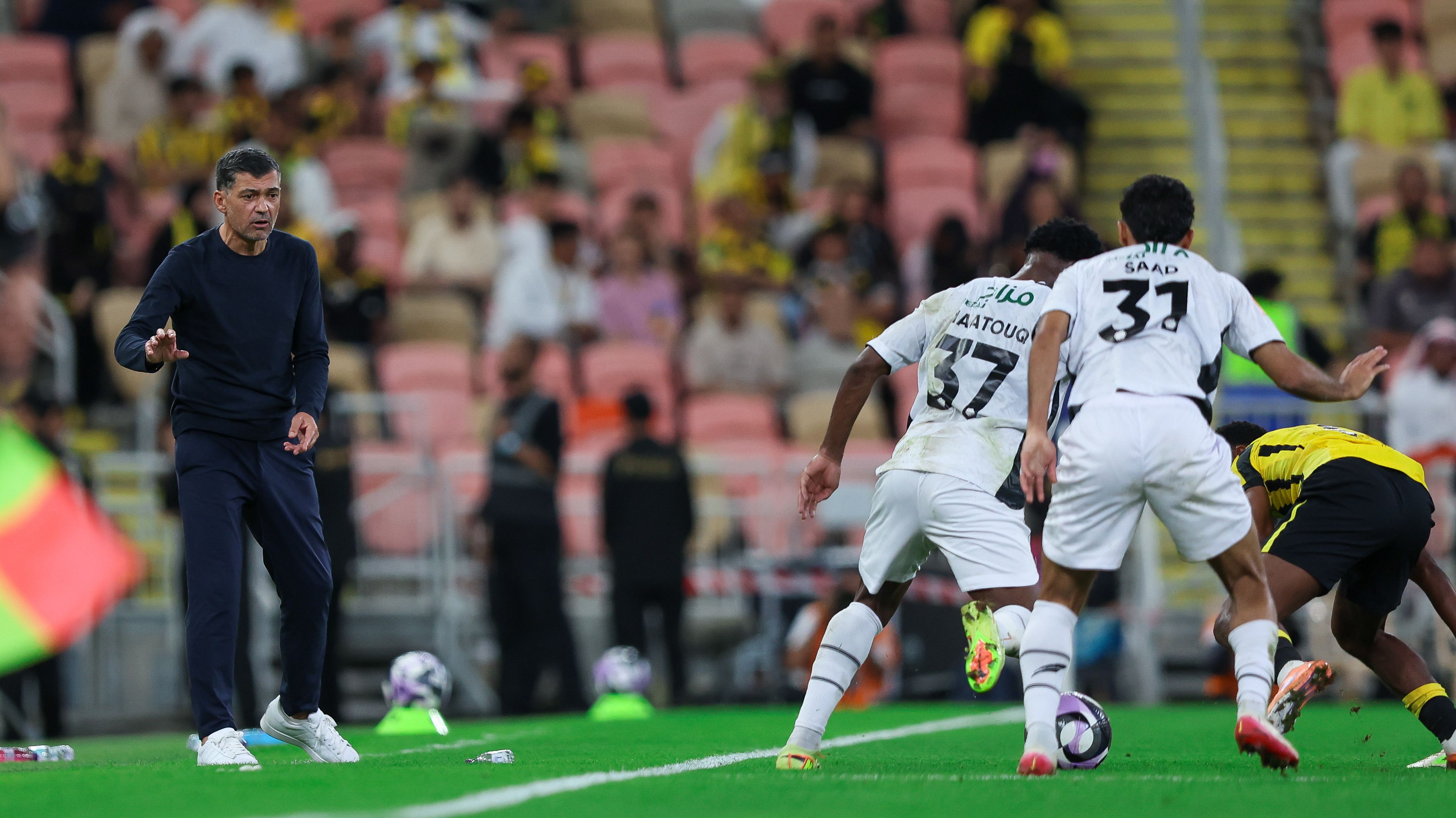 Conceição dirigiéndose a la prensa tras la goleada de Al-Ittihad frente a Al-Kholood en la Saudi Pro League