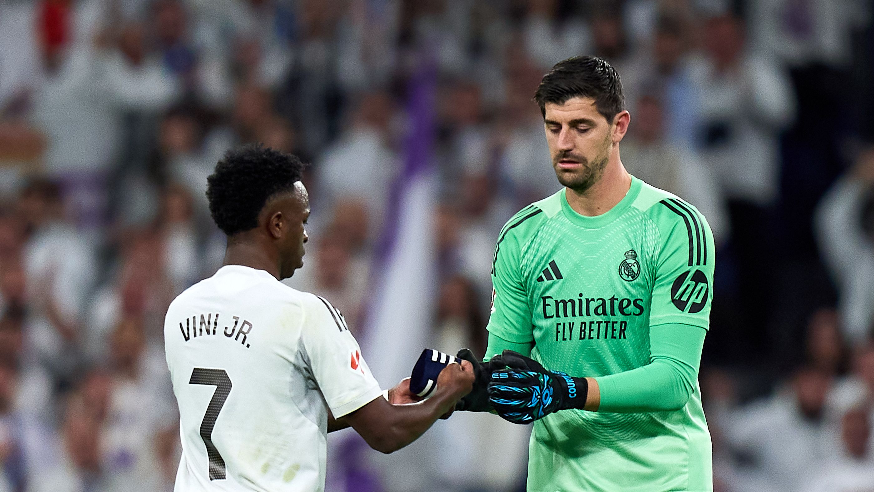 كورتوا يدحض شائعات فينيسيوس ويستعرض سخرية ريال مدريد من لقب "ديكتاتور" مبابي