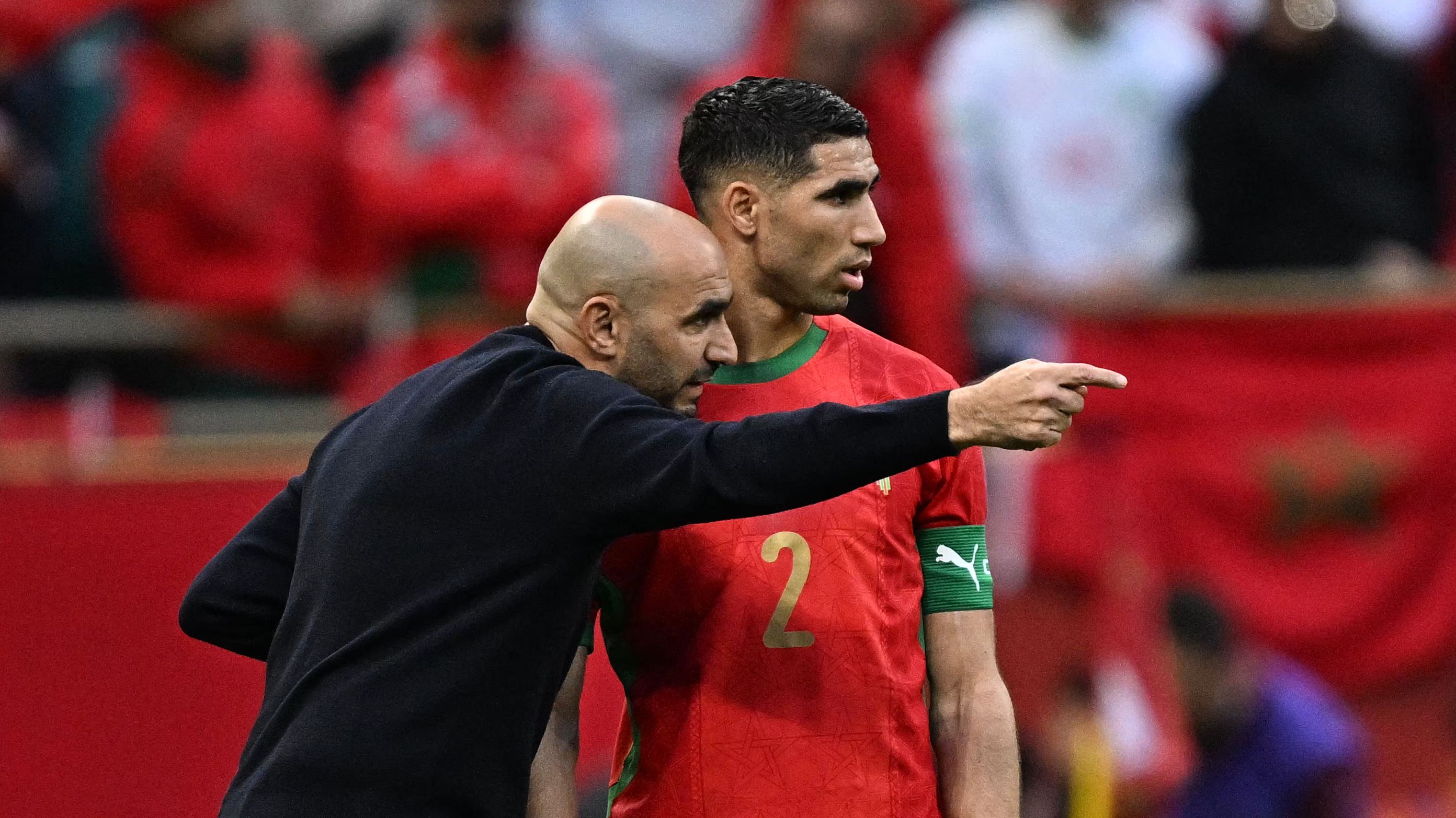 الركراكي يفاجئ حكيمي بعد "رباعية برشلونة": منذ متى وأنت تشعر بالتعب؟