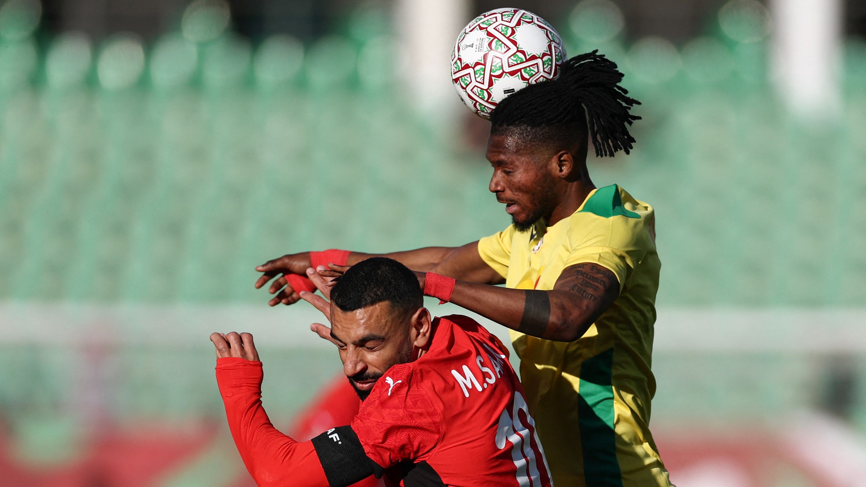 Mohamed Salah celebra con Yasser Ibrahim y Marwan Attiya tras Egipto vs Benín en la AFCON 2025