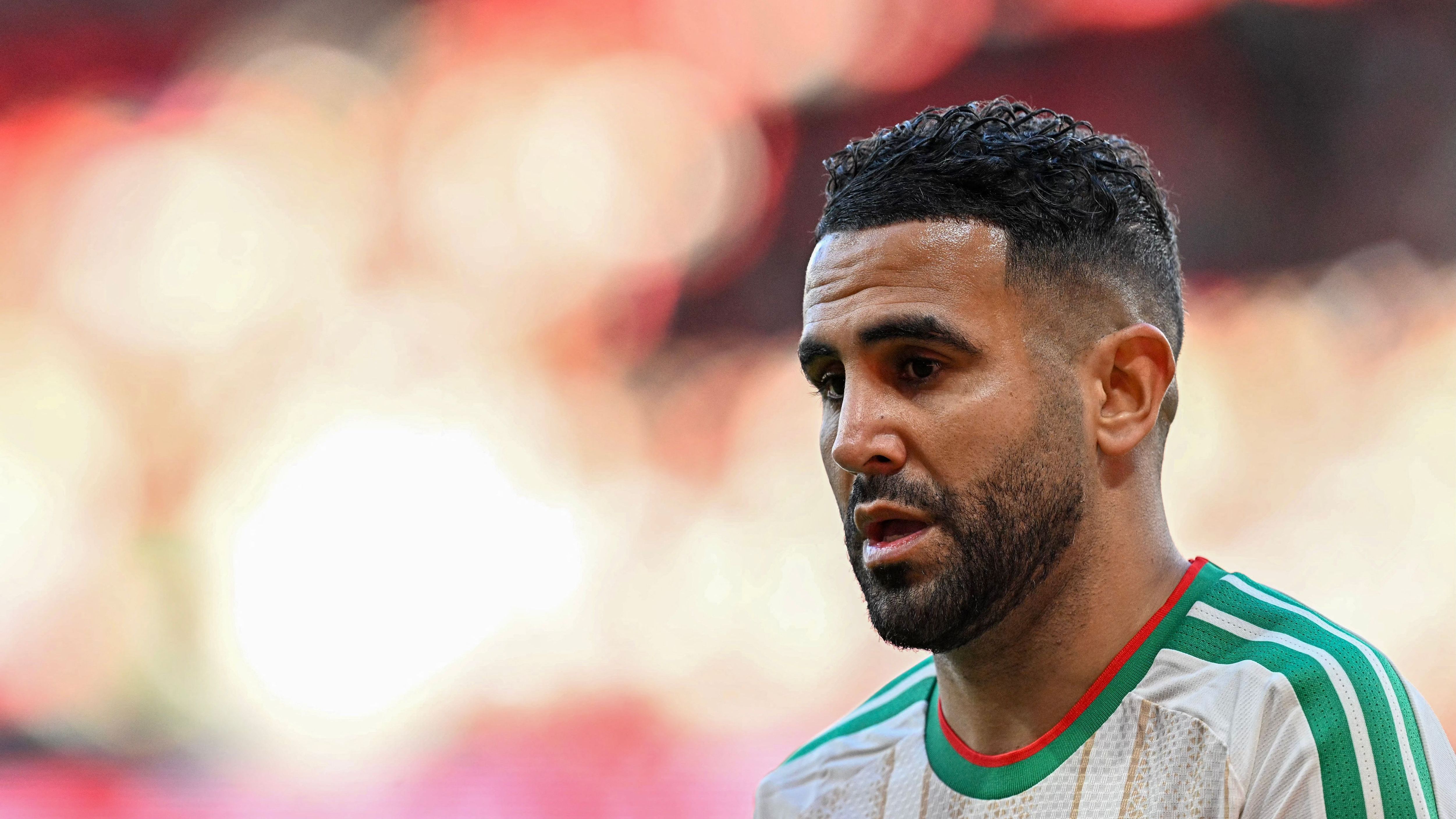 Riyad Mahrez titular con Al-Ahli frente a Al-Taawoun en la Saudi Pro League