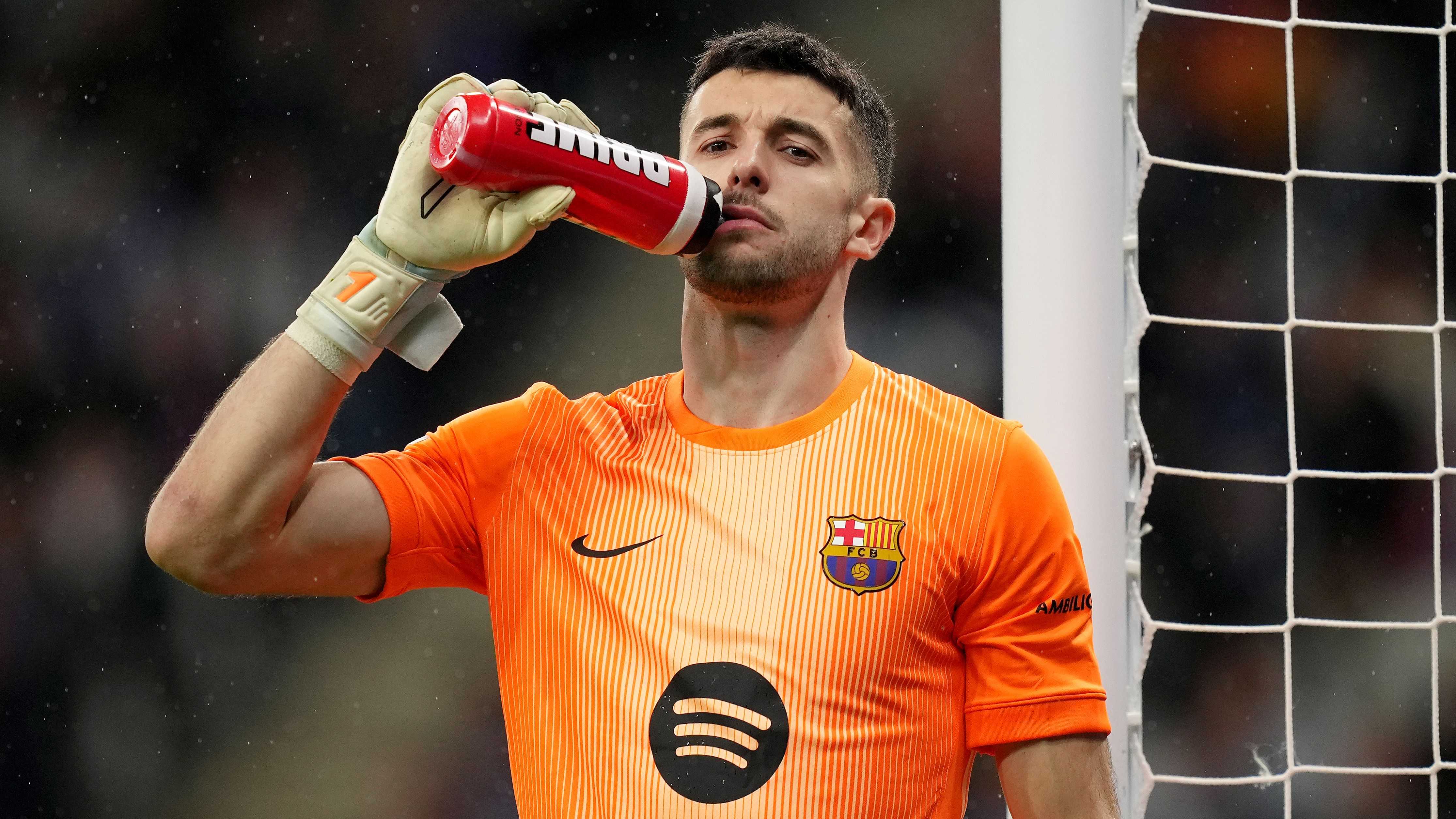 Portero del Barça provoca una esquina extraña en la Copa del Rey