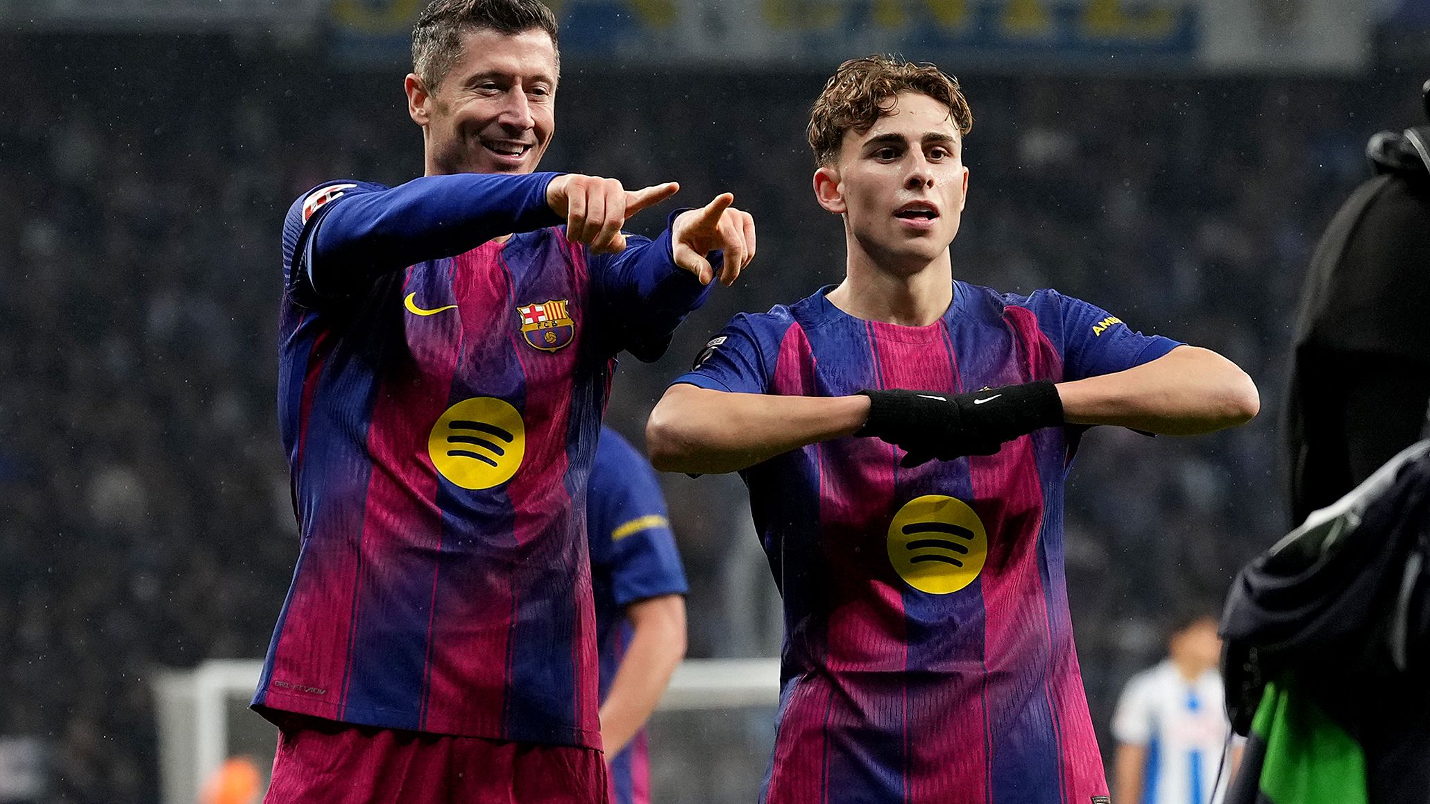 Derbi catalán: Vesnik Osmani observando desde la grada del Cornella-El Prat