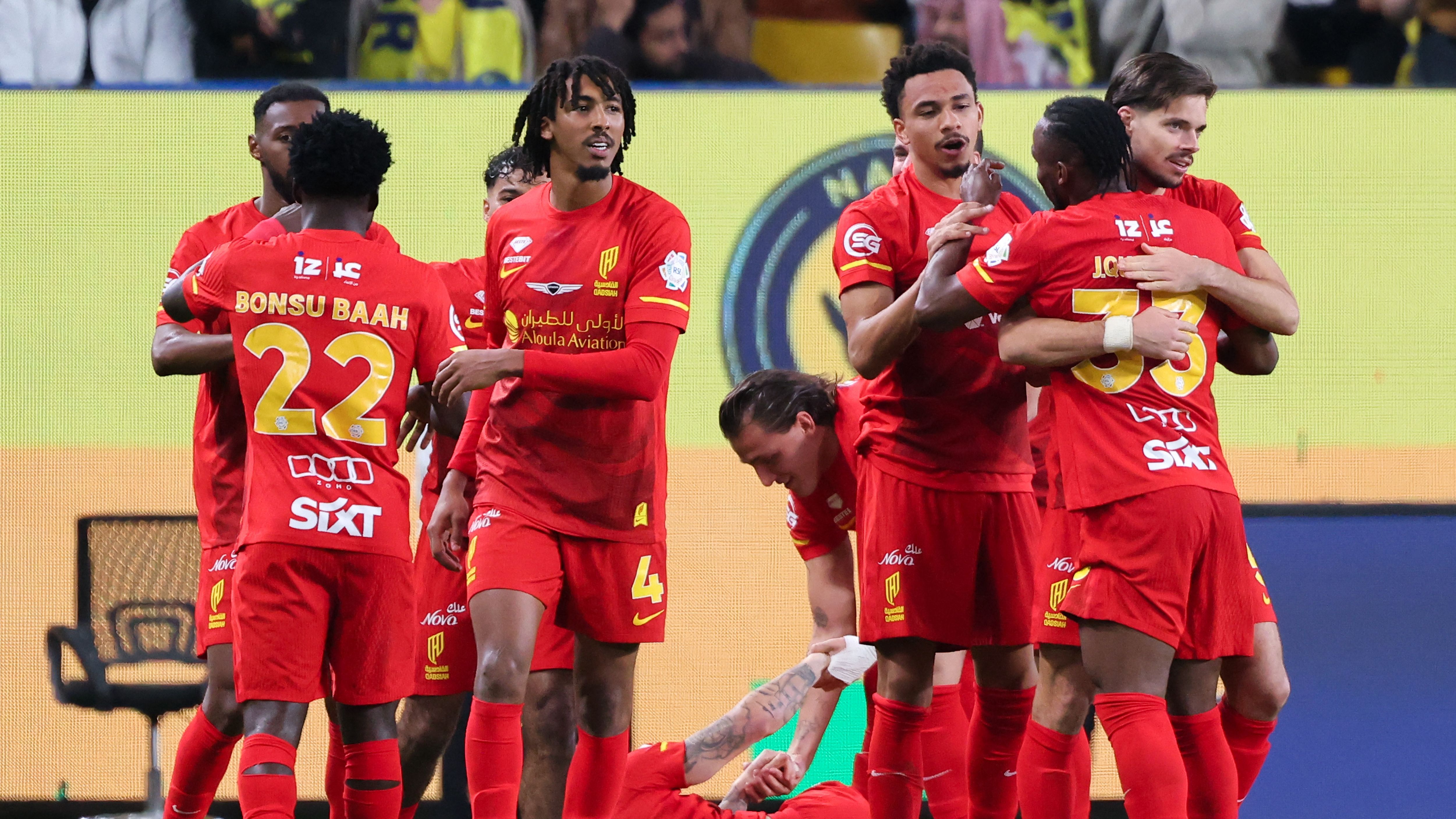 لاعب القادسية يعتذر لوالده بعد تسجيل هدف في فوز فريقه على الأهلي السعودي