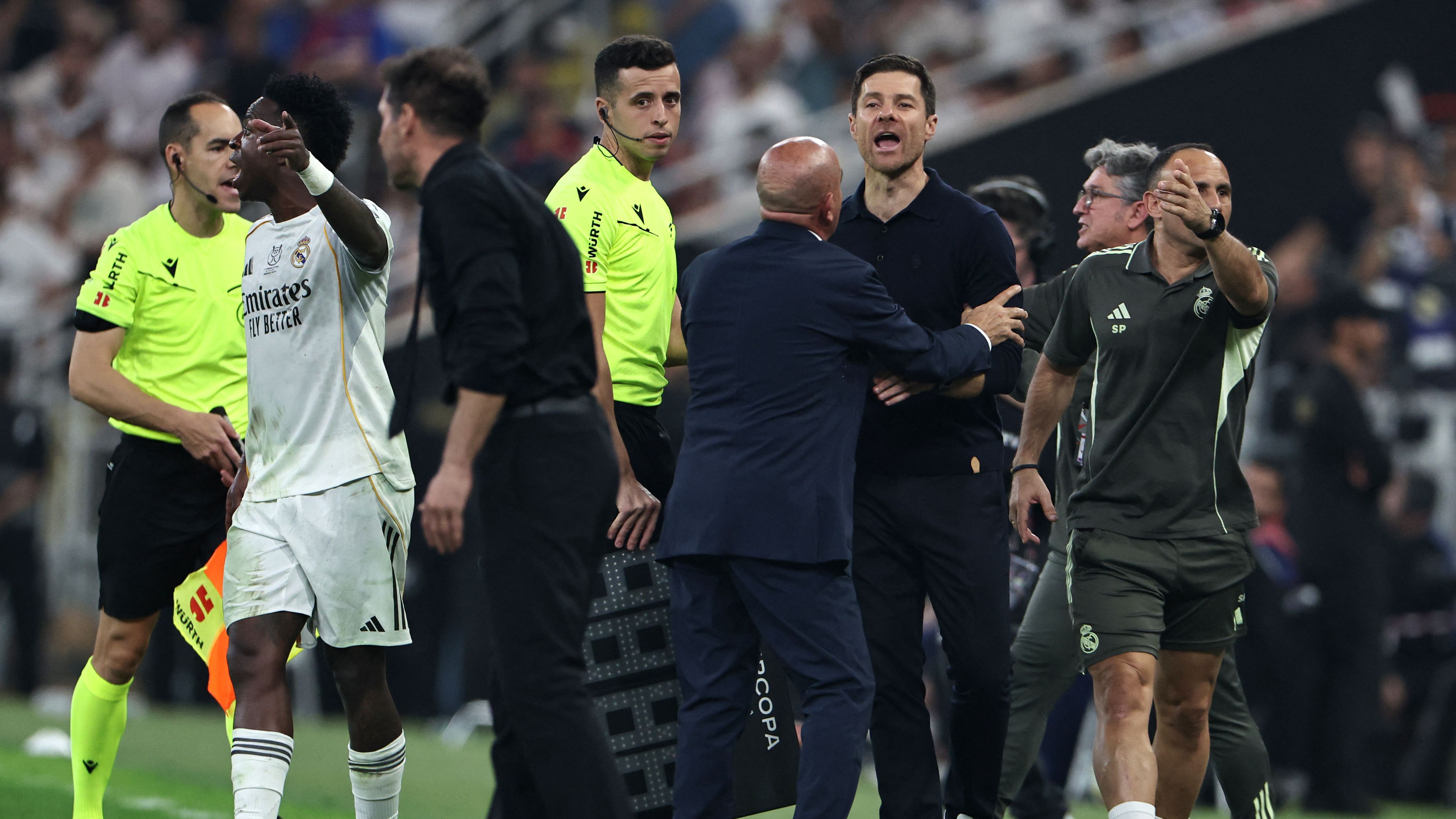 بينيتيز يفجرها: "السياسة" أطاحت بتشابي ألونسو من ريال مدريد