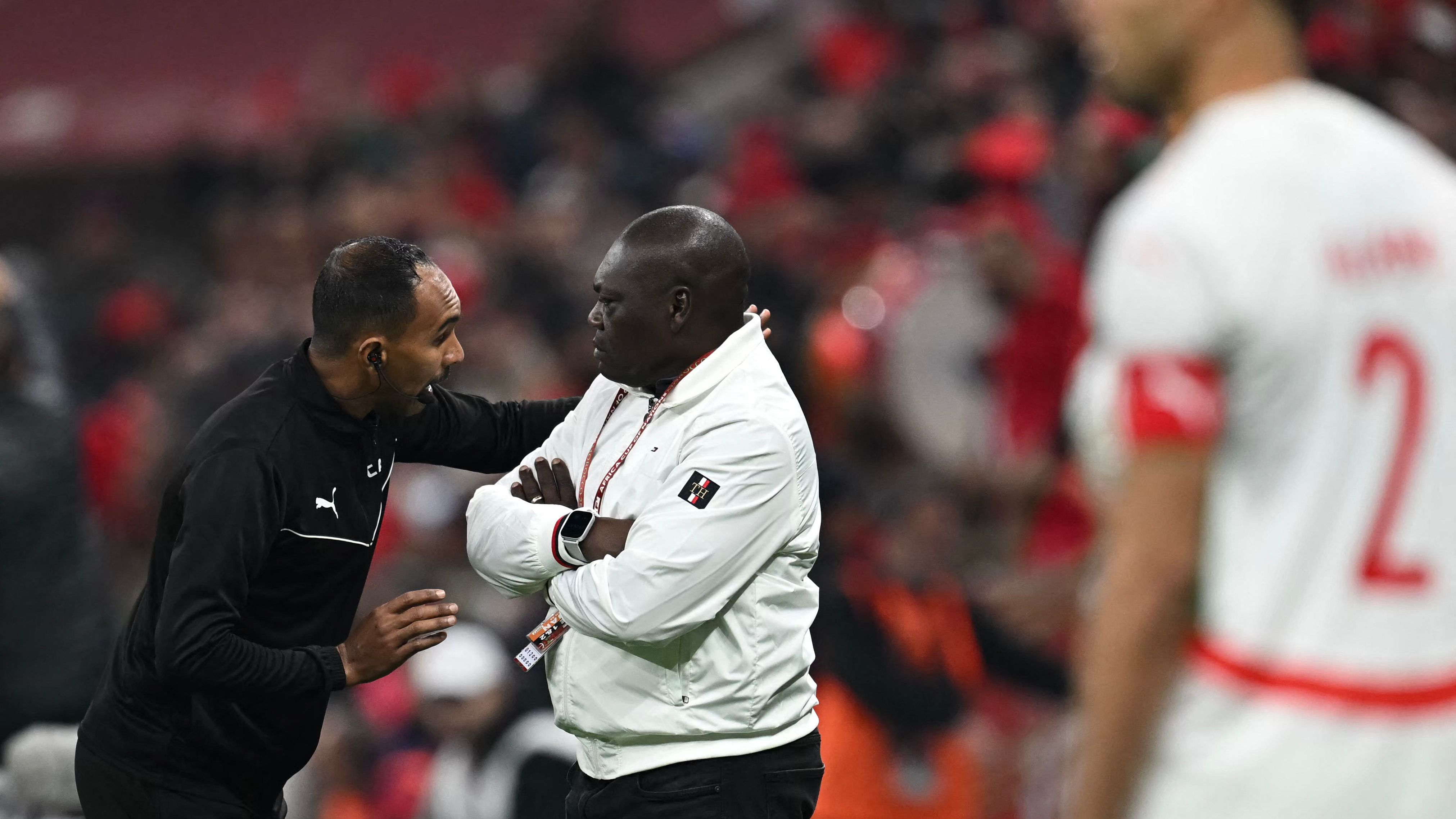 Entrenador camerunés ignora a Eto'o y comenta el arbitraje con buena fe