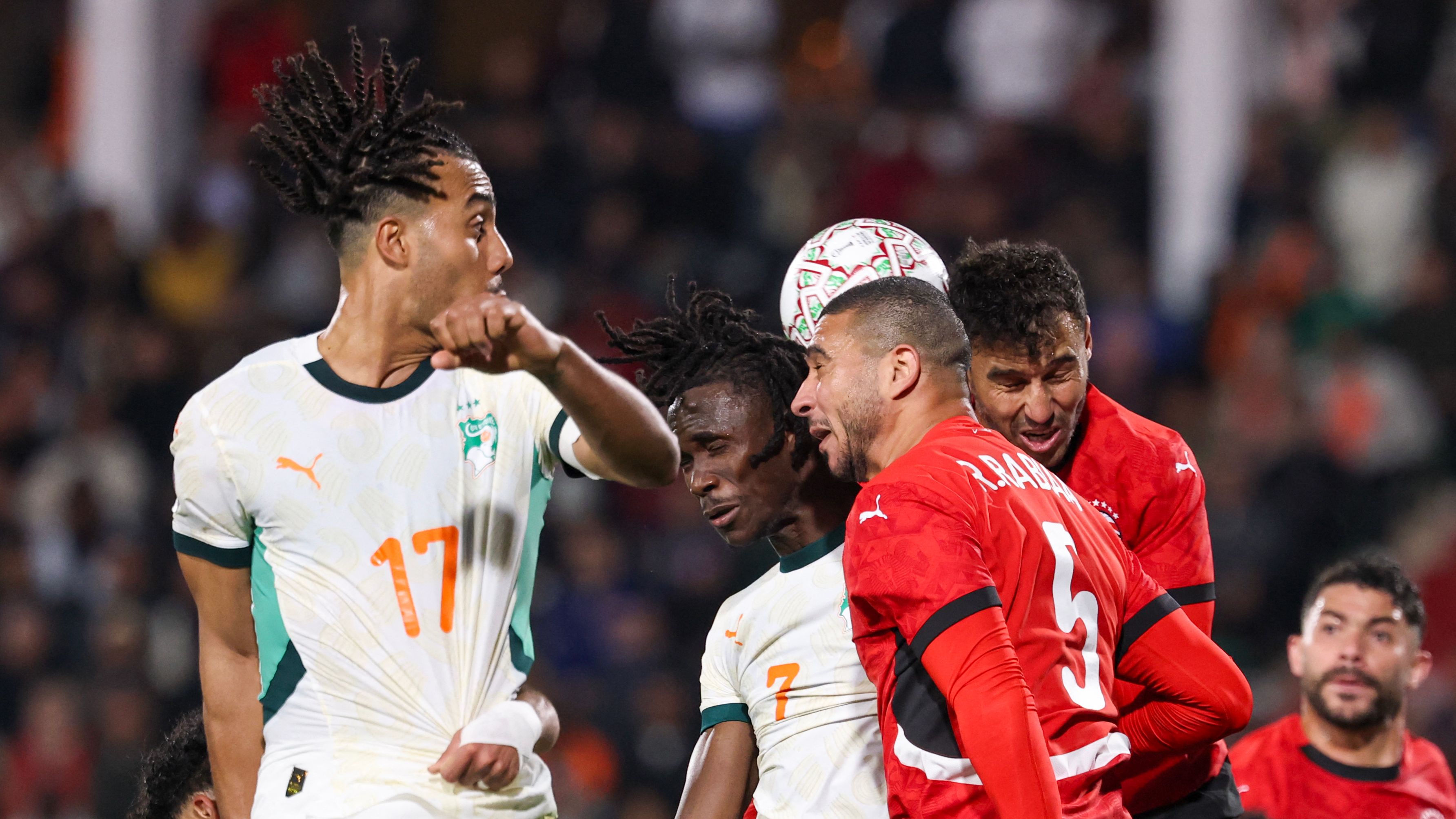 Portero egipcio protestando la decisión de Mustapha Gharrbal durante AFCON 2026