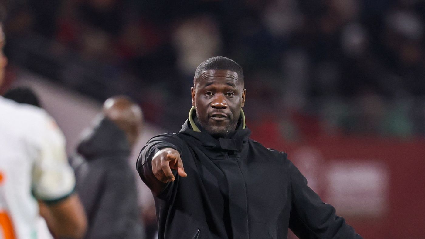 بالصور.. سلوك غير رياضي من مدرب الأفيال بعد ثلاثية مصر