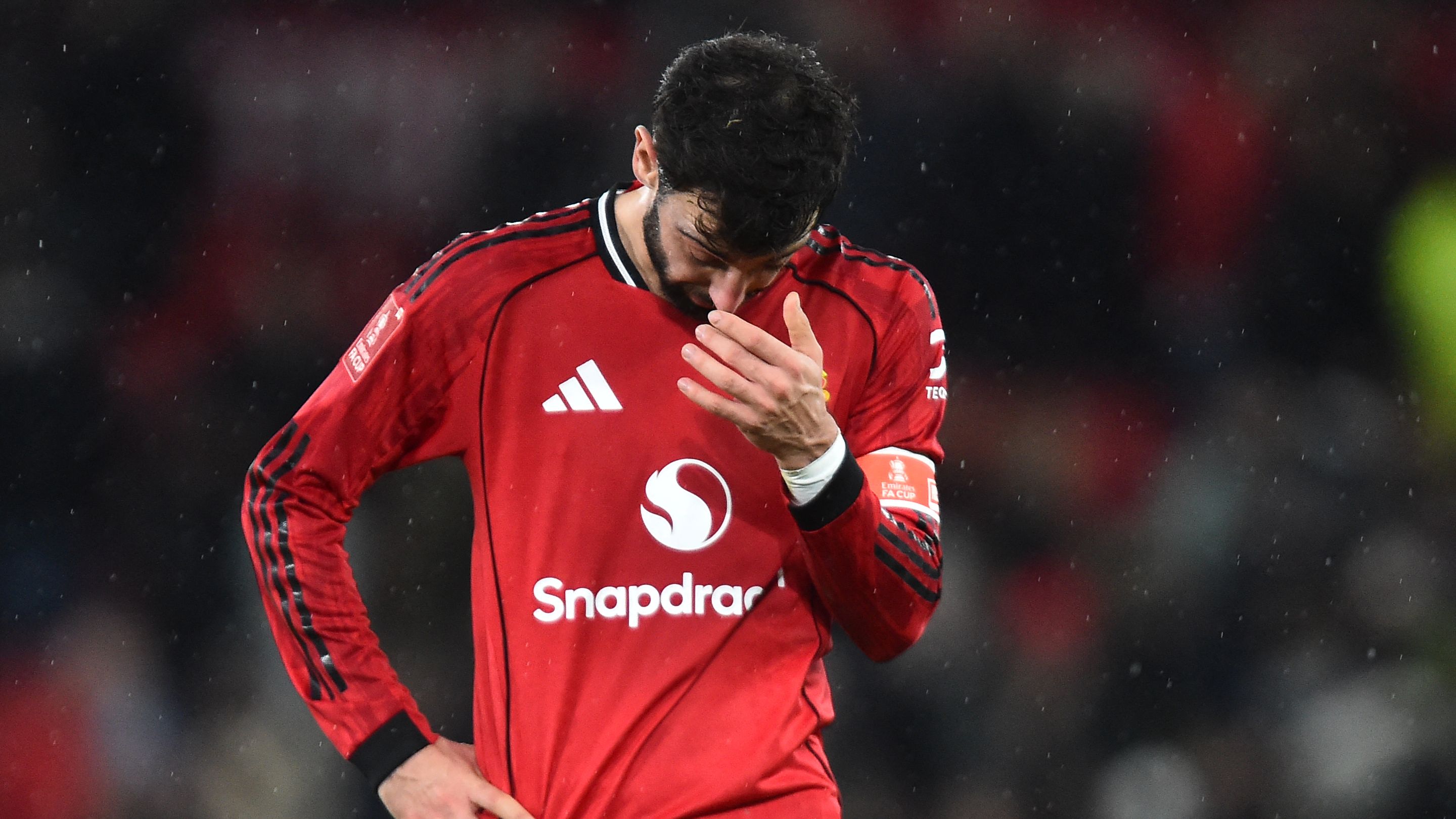 Lisandro Martinez warm-up incident with Bruno Fernandes image