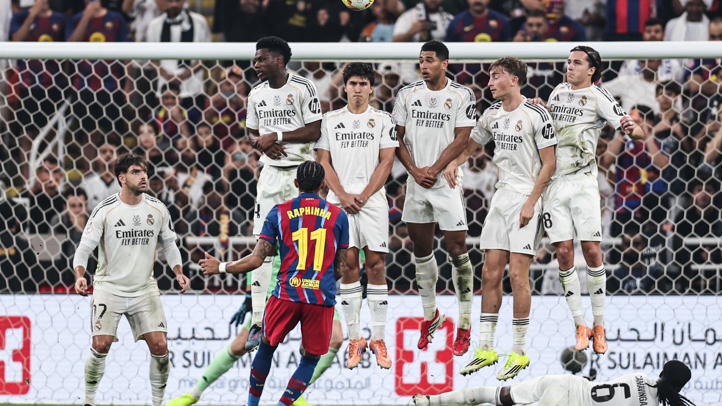 غيابات مؤكدة وشكوك تحوم حول نجوم الكلاسيكو بين ريال مدريد وبرشلونة