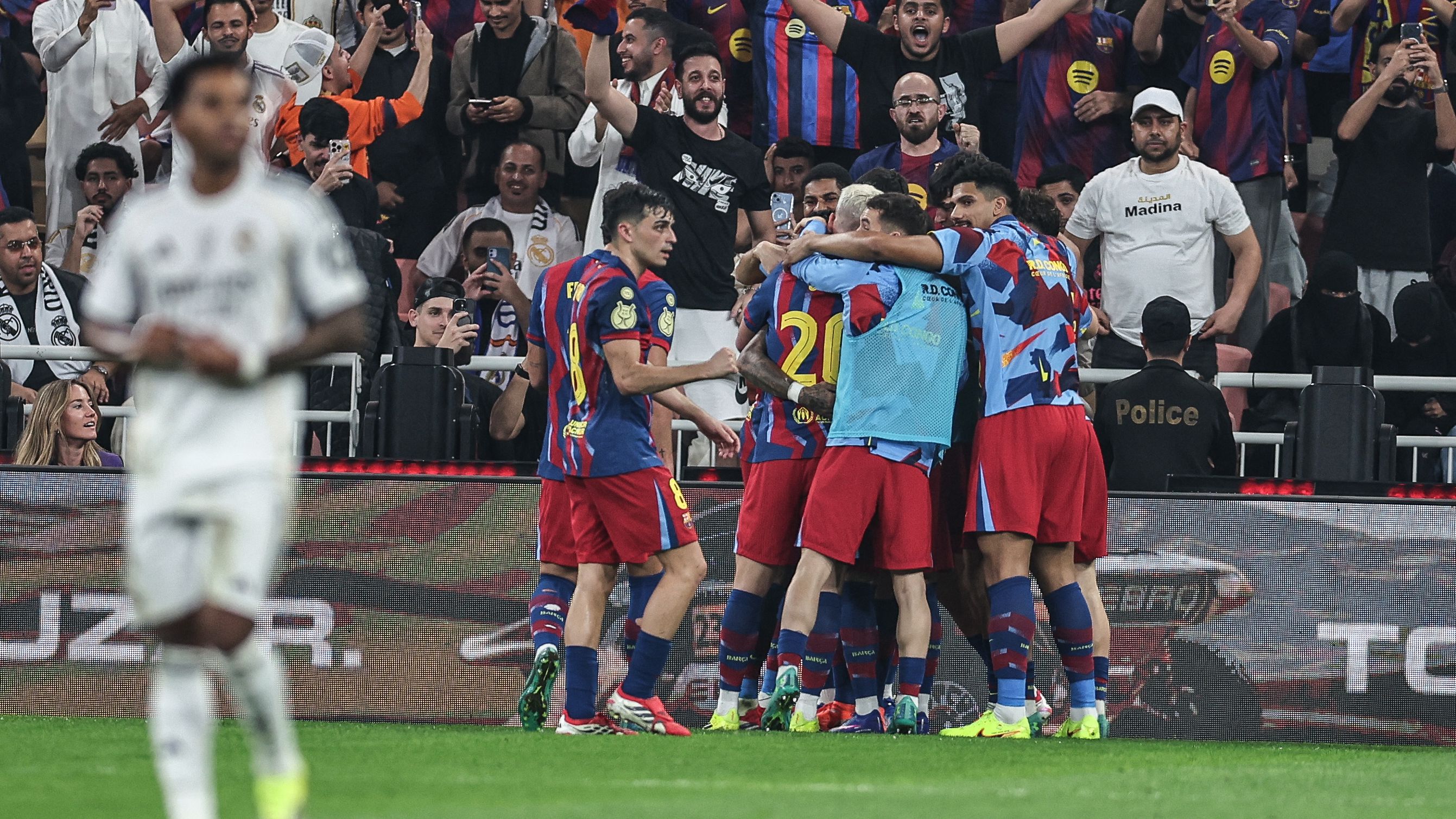 ريال مدريد وبرشلونة يكرمان والد فليك في الكلاسيكو