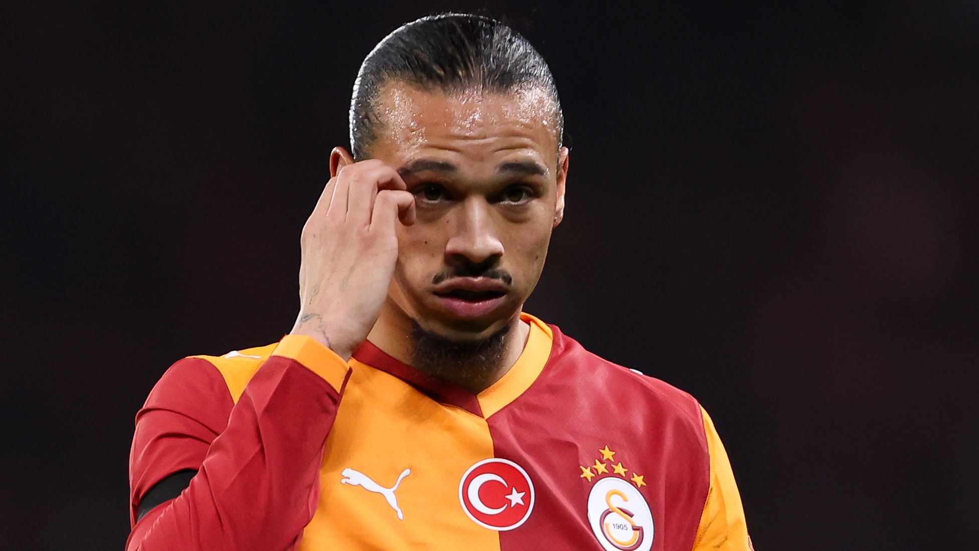 ساني يتبادل اللكمات مع إيدرسون