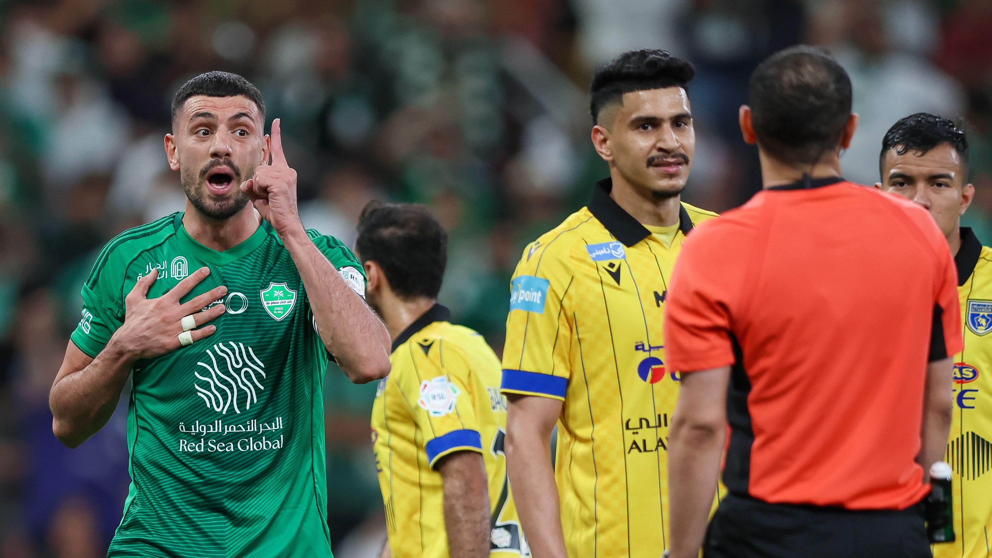 الأهلي السعودي يواجه أزمة إصابة ديميرال: غياب قد يمتد لأكثر من شهر