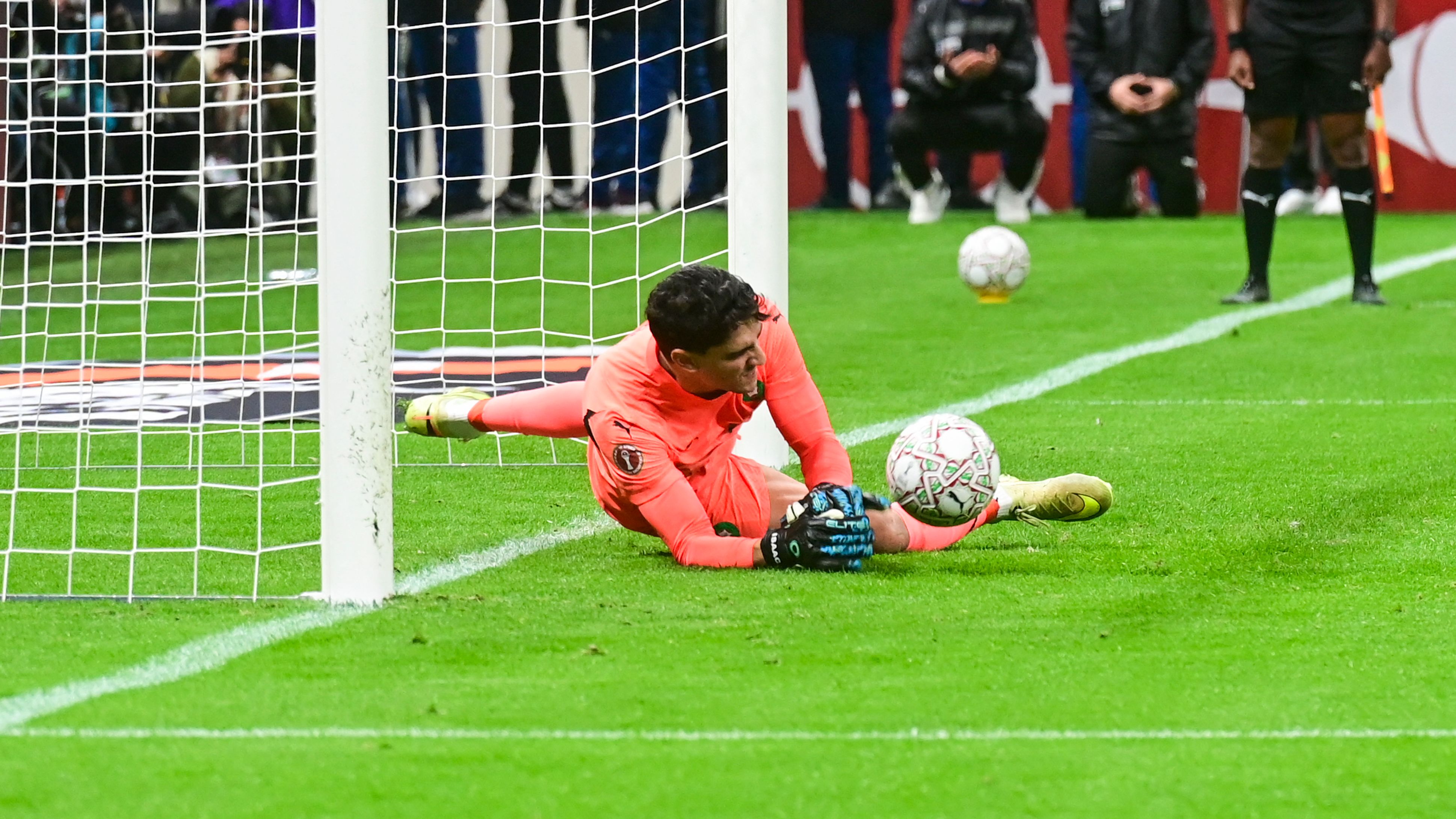 Koulibaly célébré par les joueurs d'Al Hilal avec Bono lors de la CAN