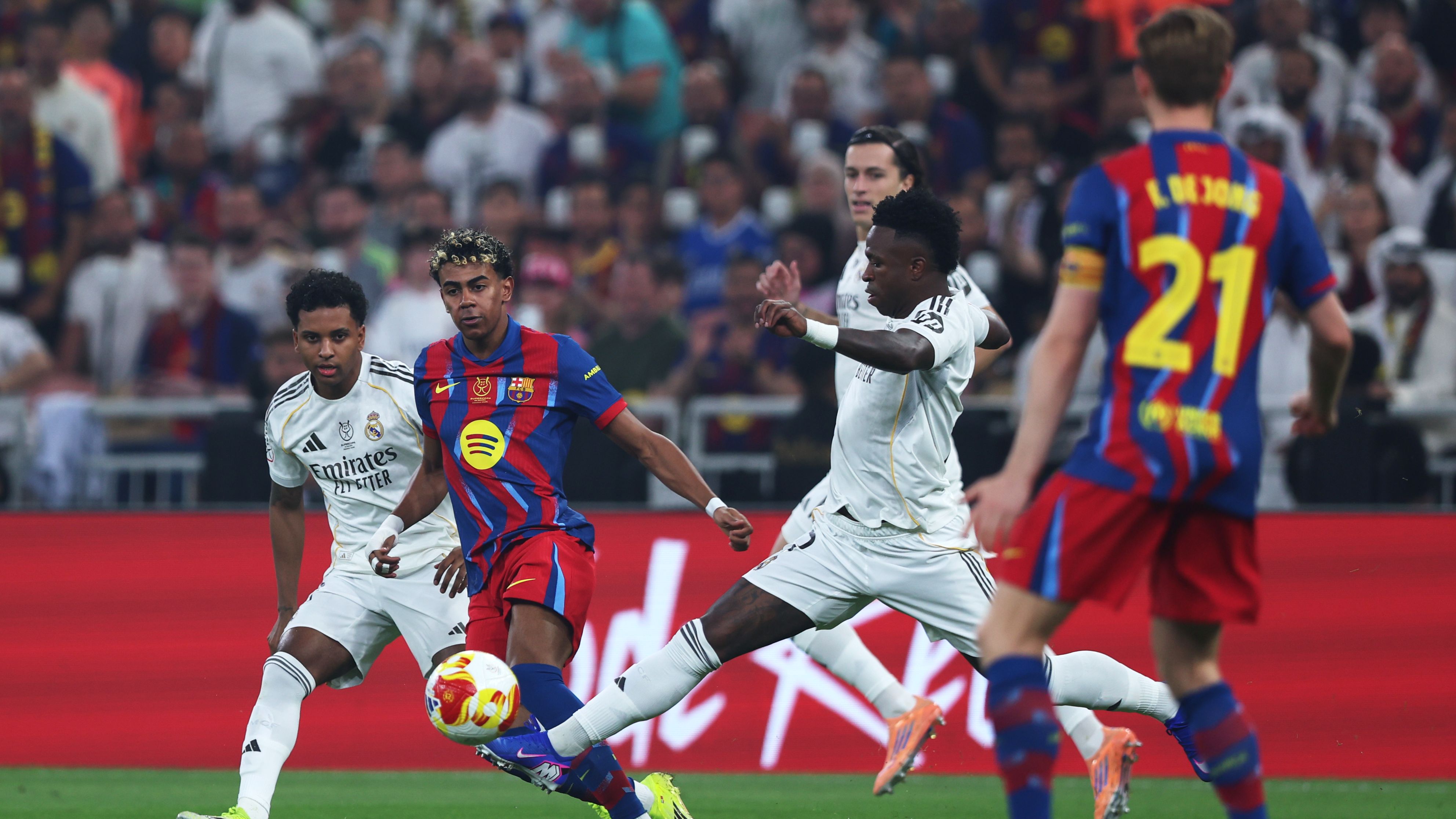 دعوة لجماهير برشلونة لتصفيق لاعبي الريال حال منحهم الممر الشرفي بالكلاسيكو