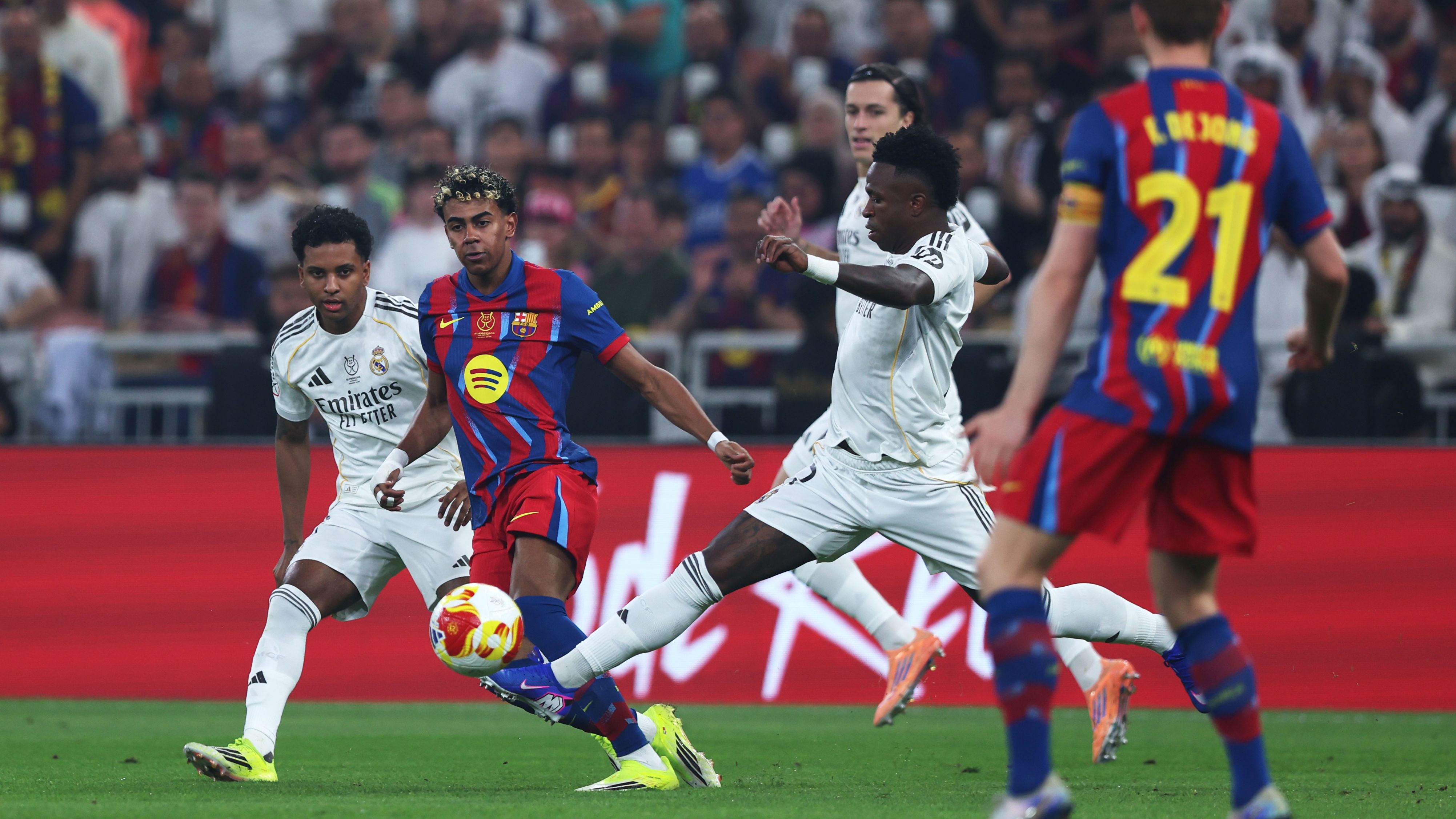 كابوس يطارد ريال مدريد قبل الكلاسيكو: ممر شرفي لبرشلونة في كامب نو؟