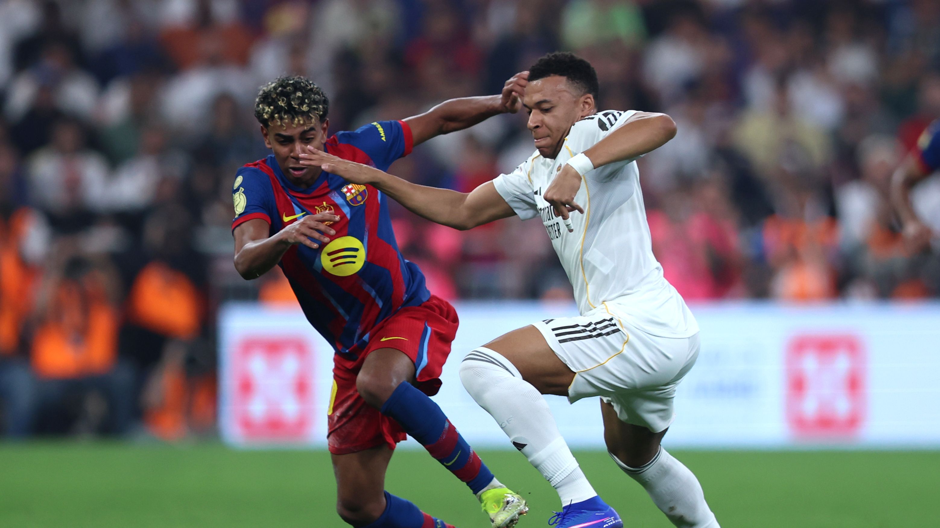 اسم مفاجئ.. الكشف عن المرشح الأبرز لإدارة كلاسيكو برشلونة وريال مدريد