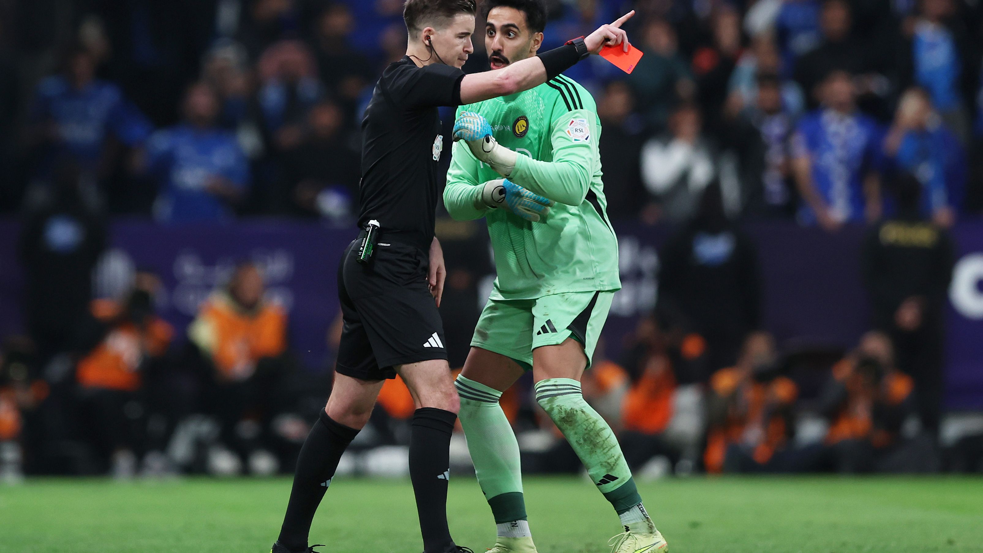 Portero Nawaf Al-Aqidi de Al Nassr en la Liga Saudí enfrentando críticas