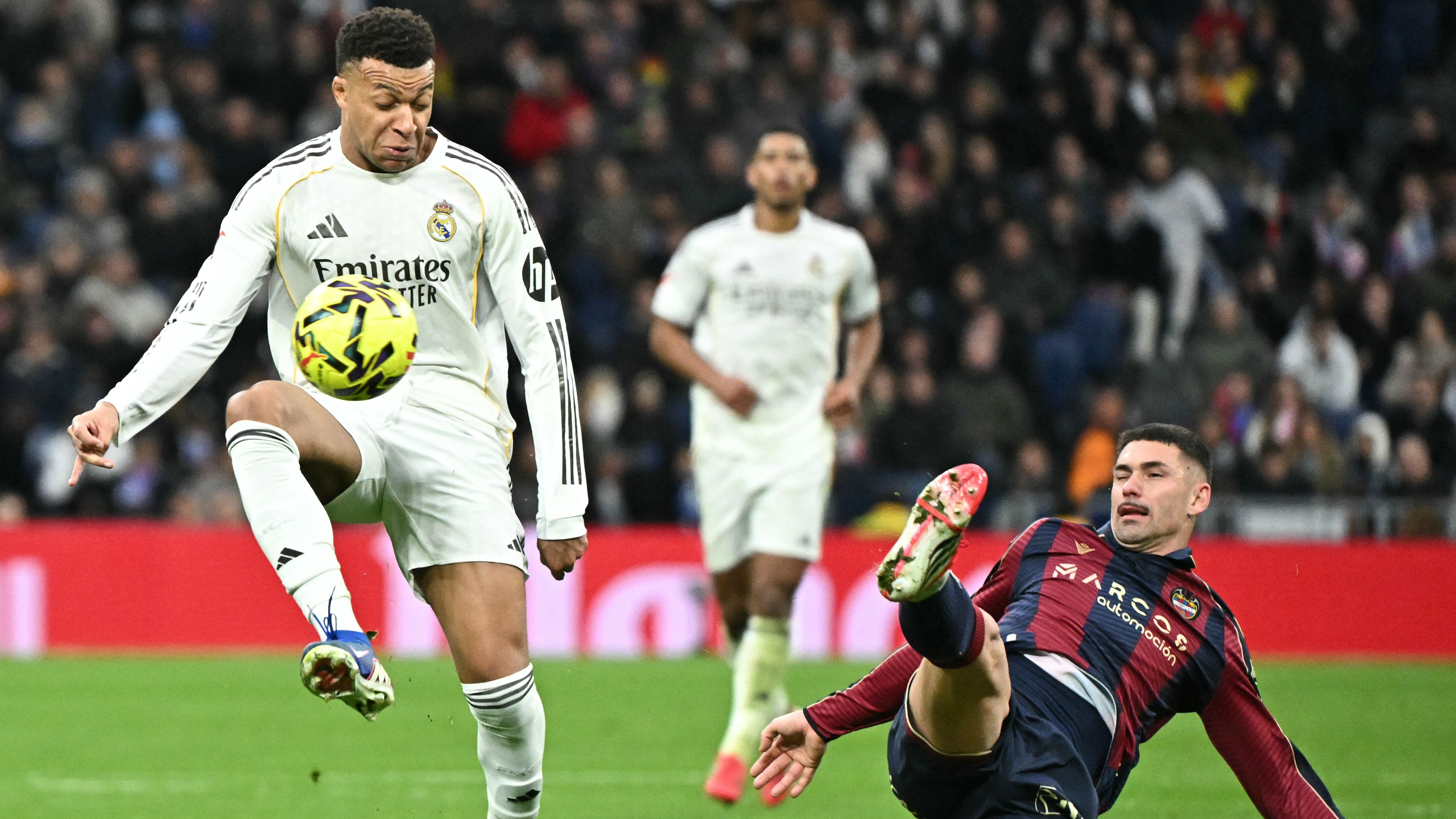 TOPSHOT-FBL-ESP-LIGA-REAL MADRID-LEVANTE