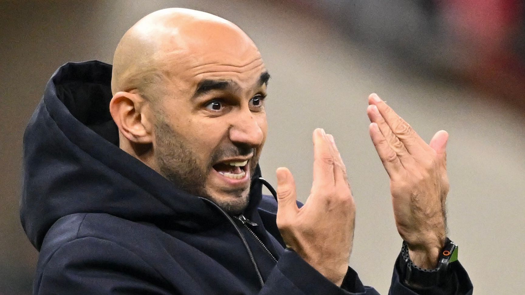 تصرف غريب من الركراكي يهيمن على مؤتمر تقديم مدرب المغرب الجديد محمد وهبي