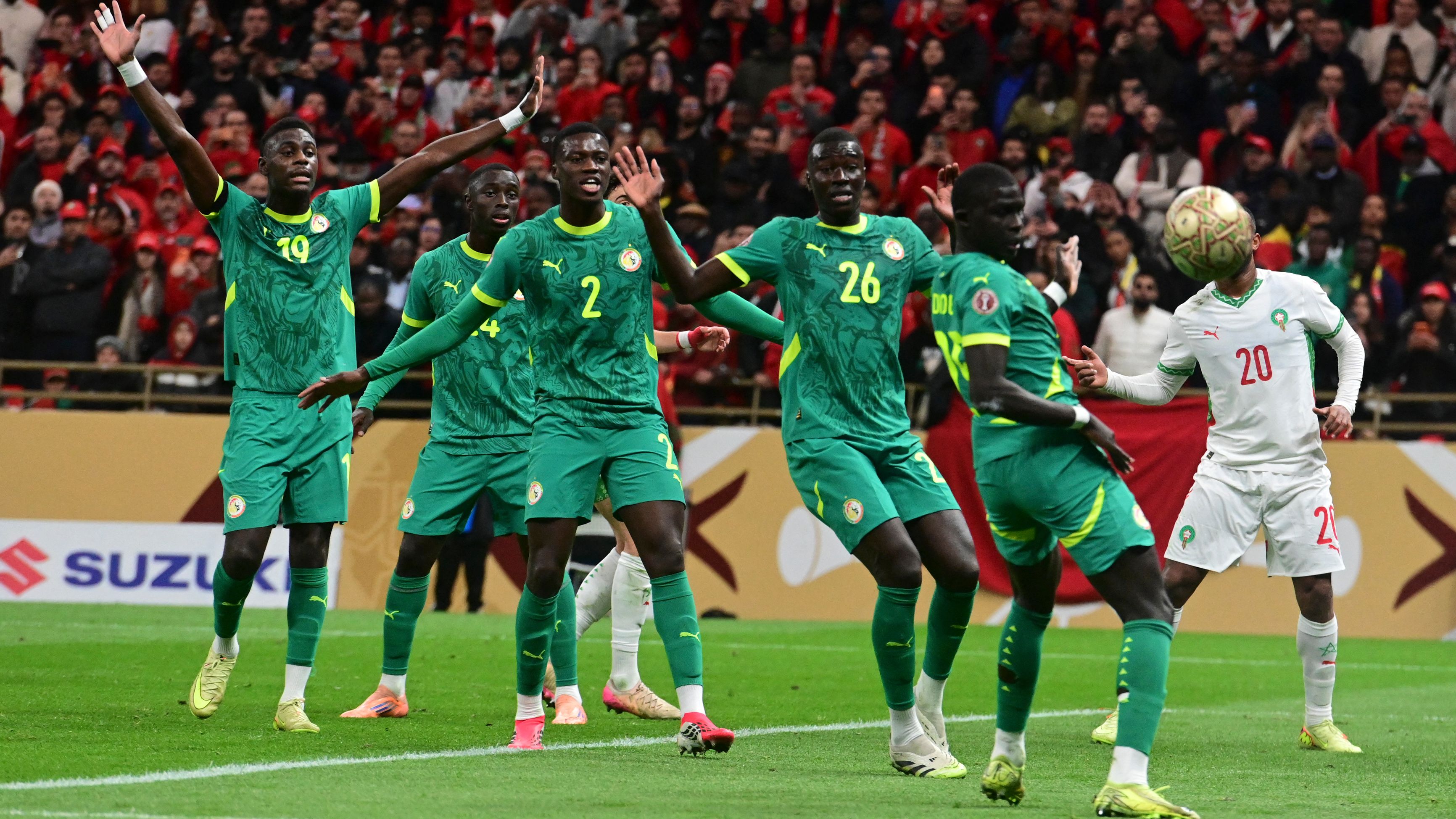 لاعب توتنهام السنغالي بابي سار يطالب بالإفراج عن مشجعين محتجزين في المغرب بعد نهائي الكان