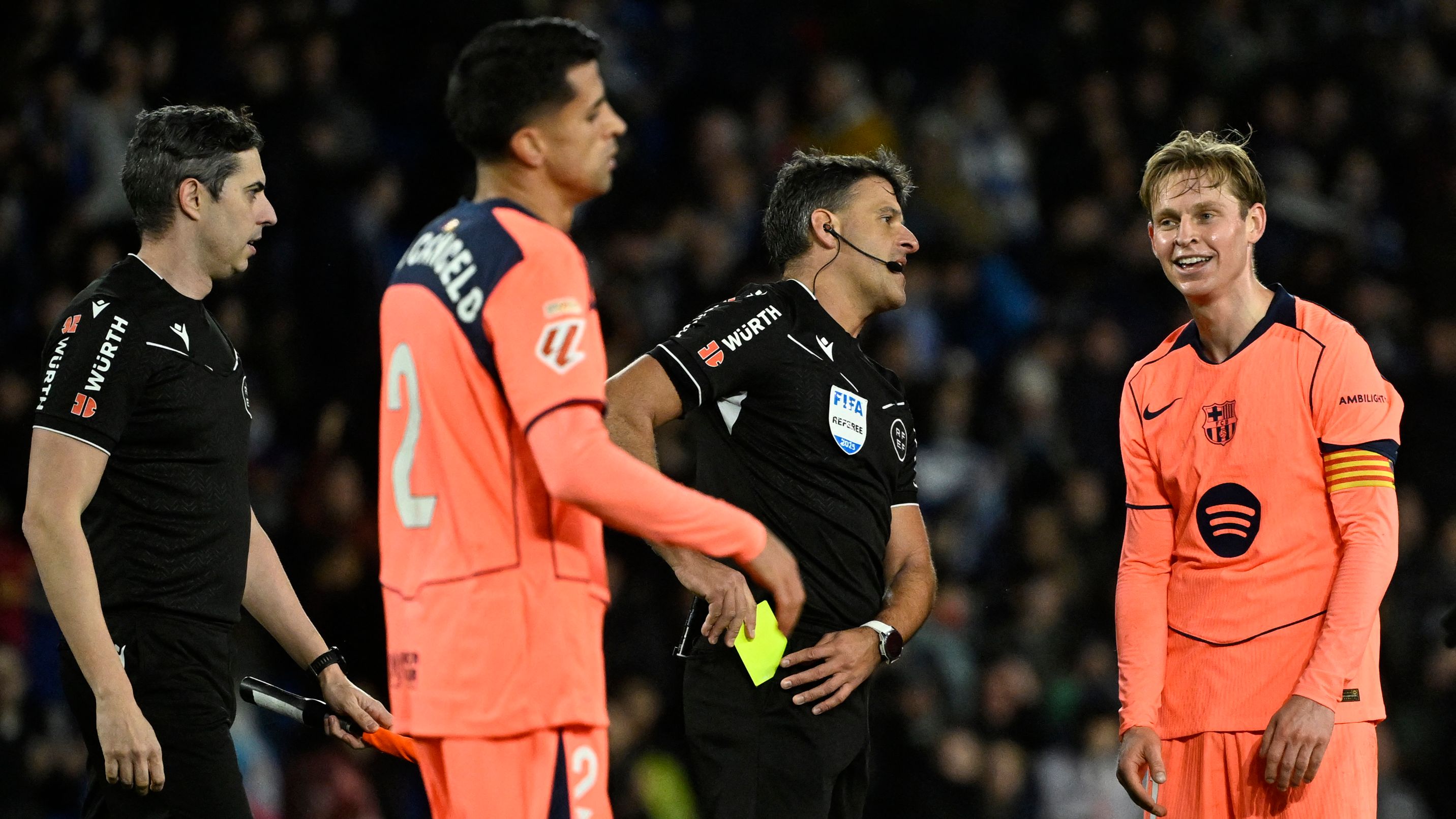 Frenkie de Jong protesta ante el árbitro durante Barcelona vs Real Sociedad en Anoeta