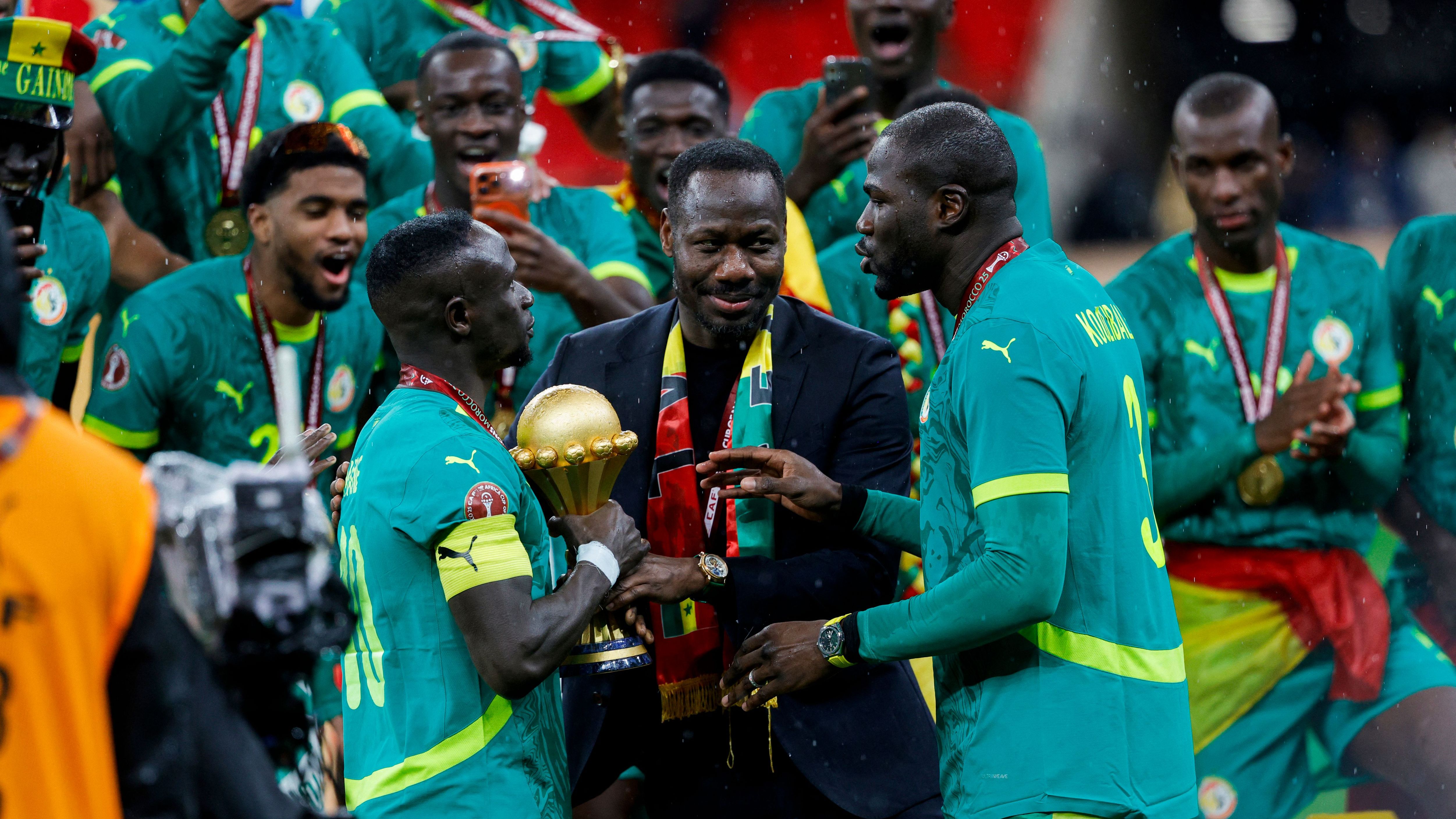 الاتحاد السنغالي يتحدى كاف: رفض إعادة كأس أمم إفريقيا والميداليات