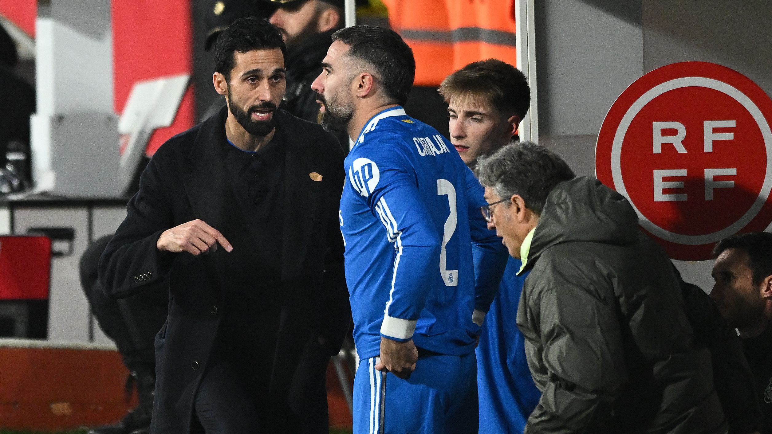 كارفاخال يعود للعب مع ريال مدريد بعد محادثات مباشرة مع مدربه أربيلوا