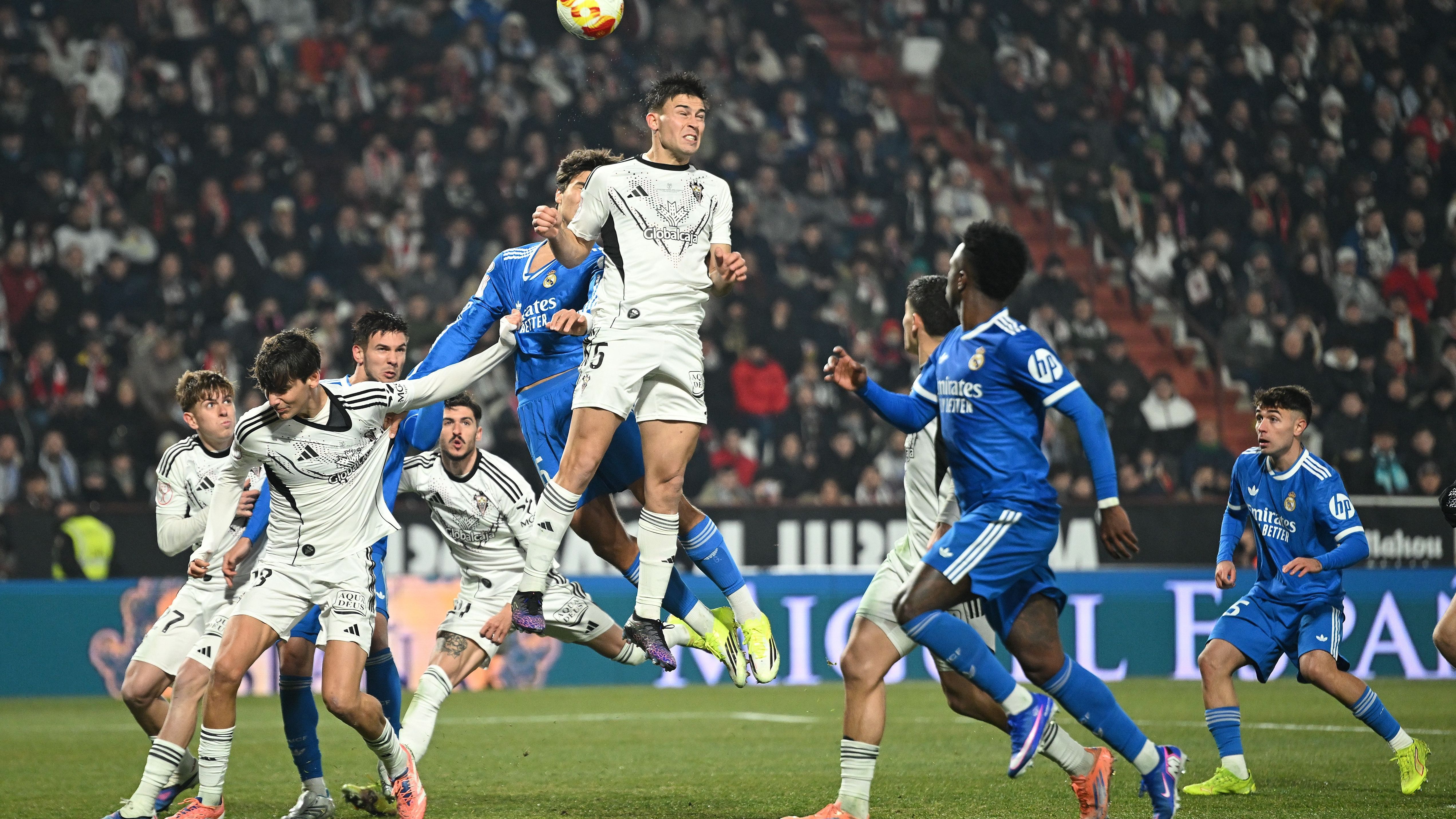 Real Madrid Grada Fan antes del partido contra Levante
