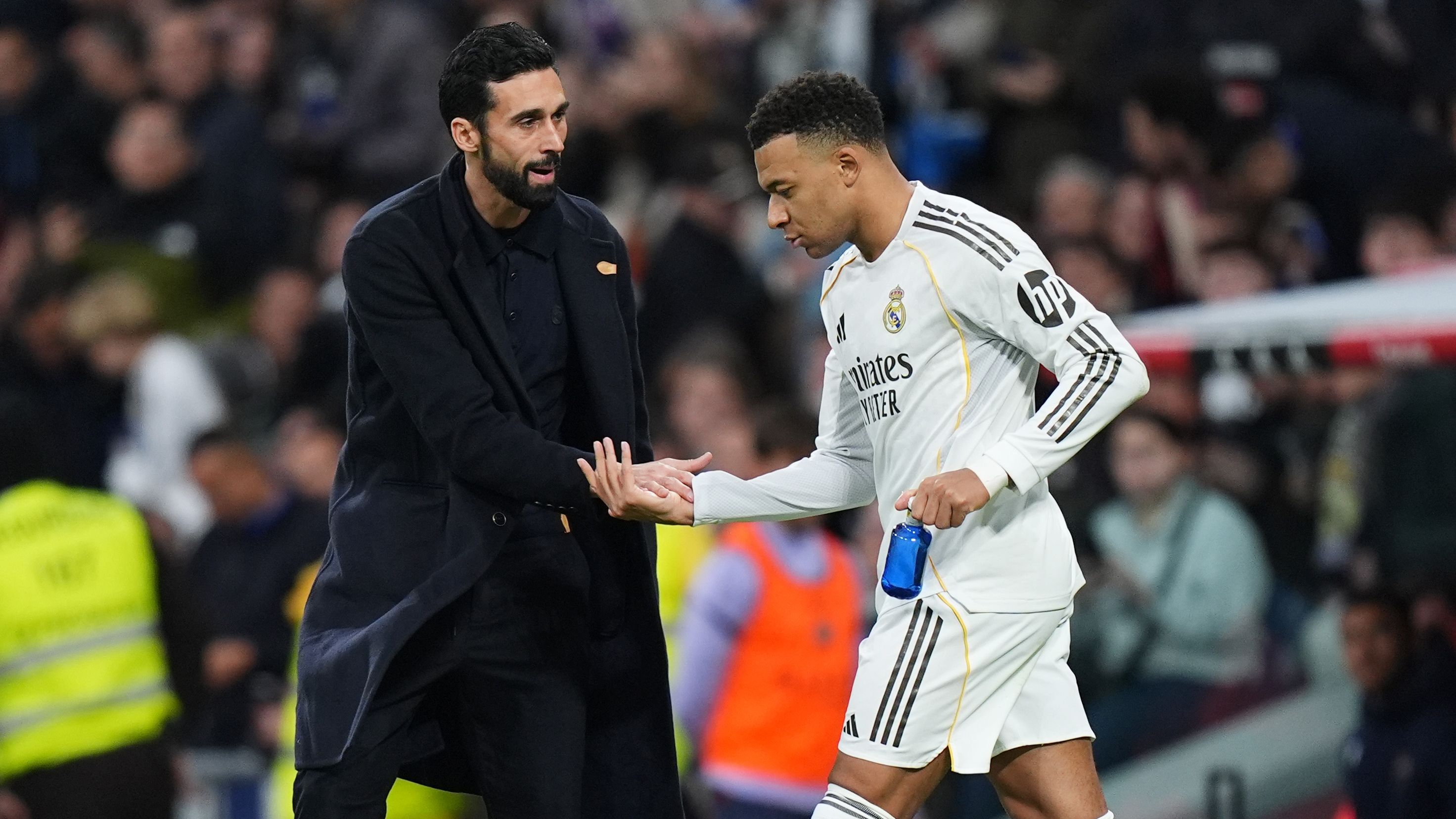 انقسام حاد داخل ريال مدريد: أربيلوا يحول غرفة الملابس إلى حقل ألغام
