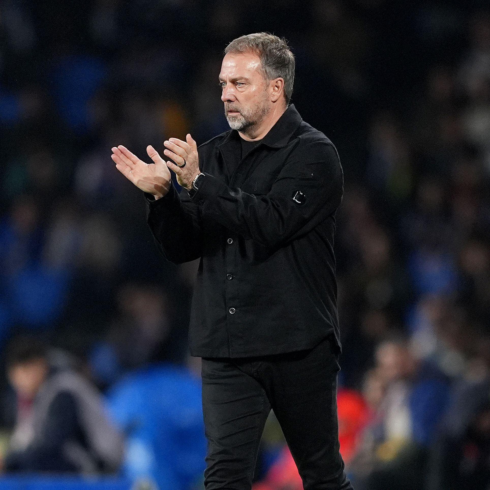 Barcellona cerca una roccia difensiva Bastoni Van de Ven mercato estivo 2026