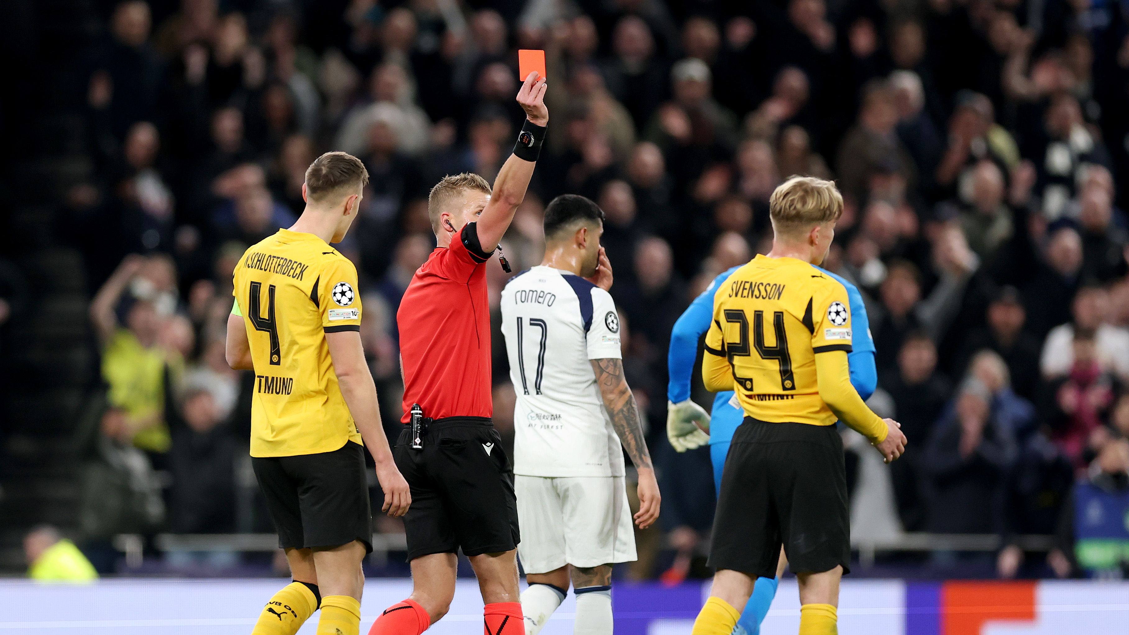Daniel Svensson roja Dortmund frente a Tottenham